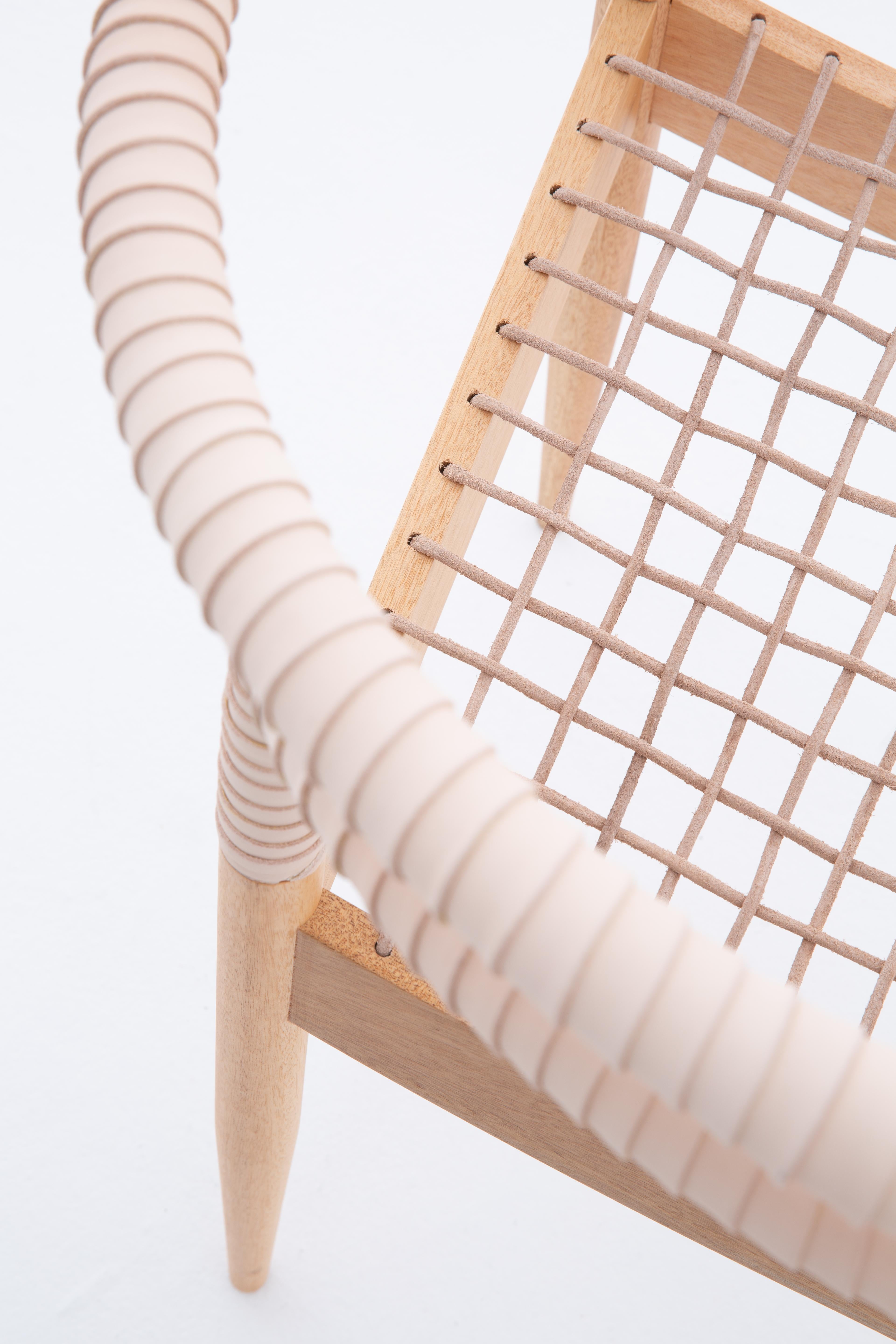 La sedia Bambolê, disegnata da Ilse Lang, è un omaggio scultoreo all'eleganza senza tempo delle iconiche sedute di Hans Wegner. Concepita come un esercizio di coesione e purezza delle forme, Bambolê fonde materiali e artigianato in un tutt'uno. Lo