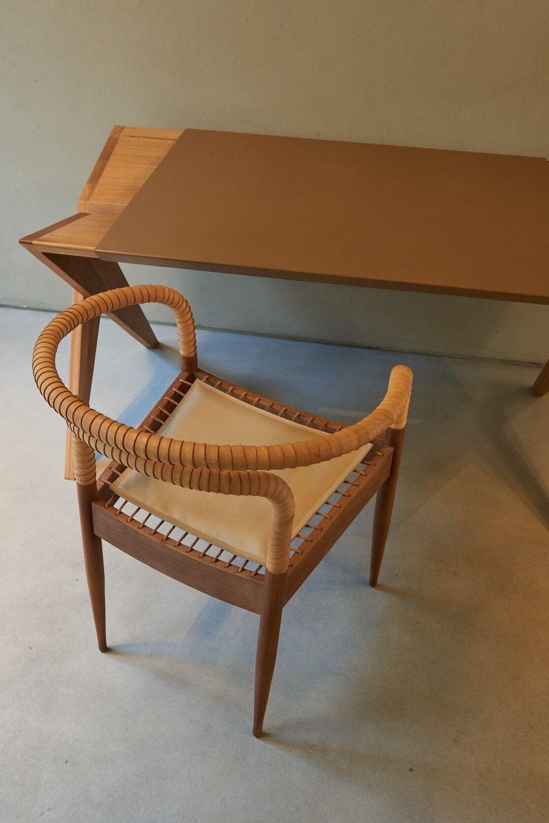Sedia Bambolê di Ilse Lang - Tributo in pelle e acciaio all'eredità di Hans Wegner in vendita 3