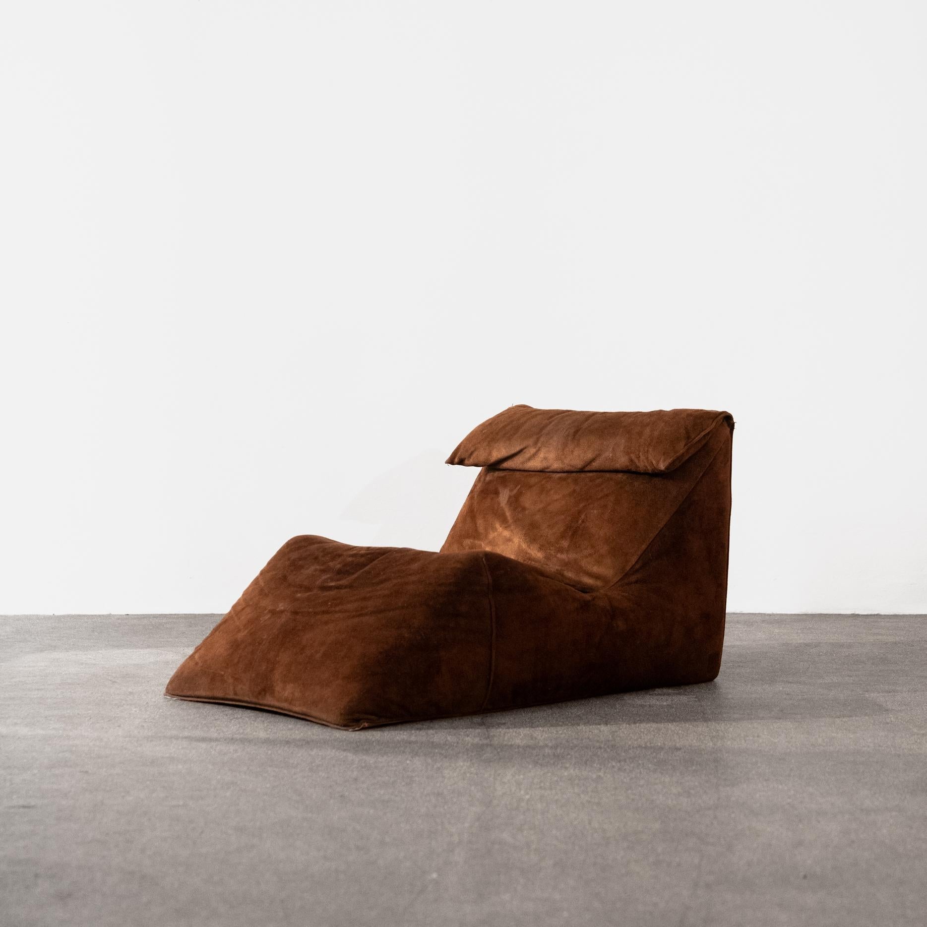 La chaise longue Bambole fa parte della serie Le Bambole, progettata nel 1973. Bambole è un'icona moderna e senza tempo, espressione di un design Made in Italy di prima classe. Ciò che la rende speciale è l'apparente mancanza di una struttura di