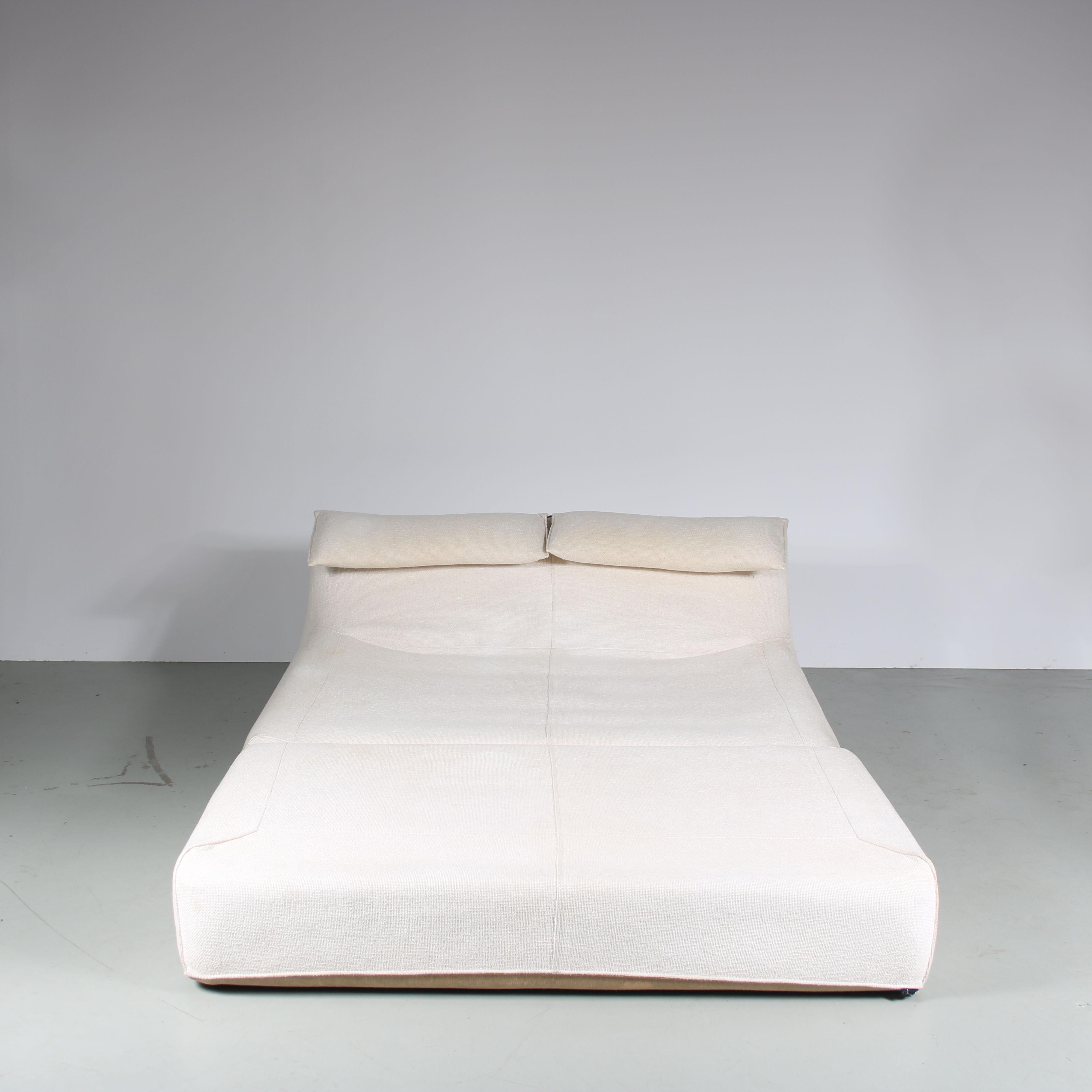 An eye-catching “Bambole” daybed, designed by Mario Bellini and manufactured by B&B Italia in Italy around 1970.

This exquisite Italian daybed / sleeping sofa is upholstered in high quality white fabric. The “Bambole” daybed has a unique folding