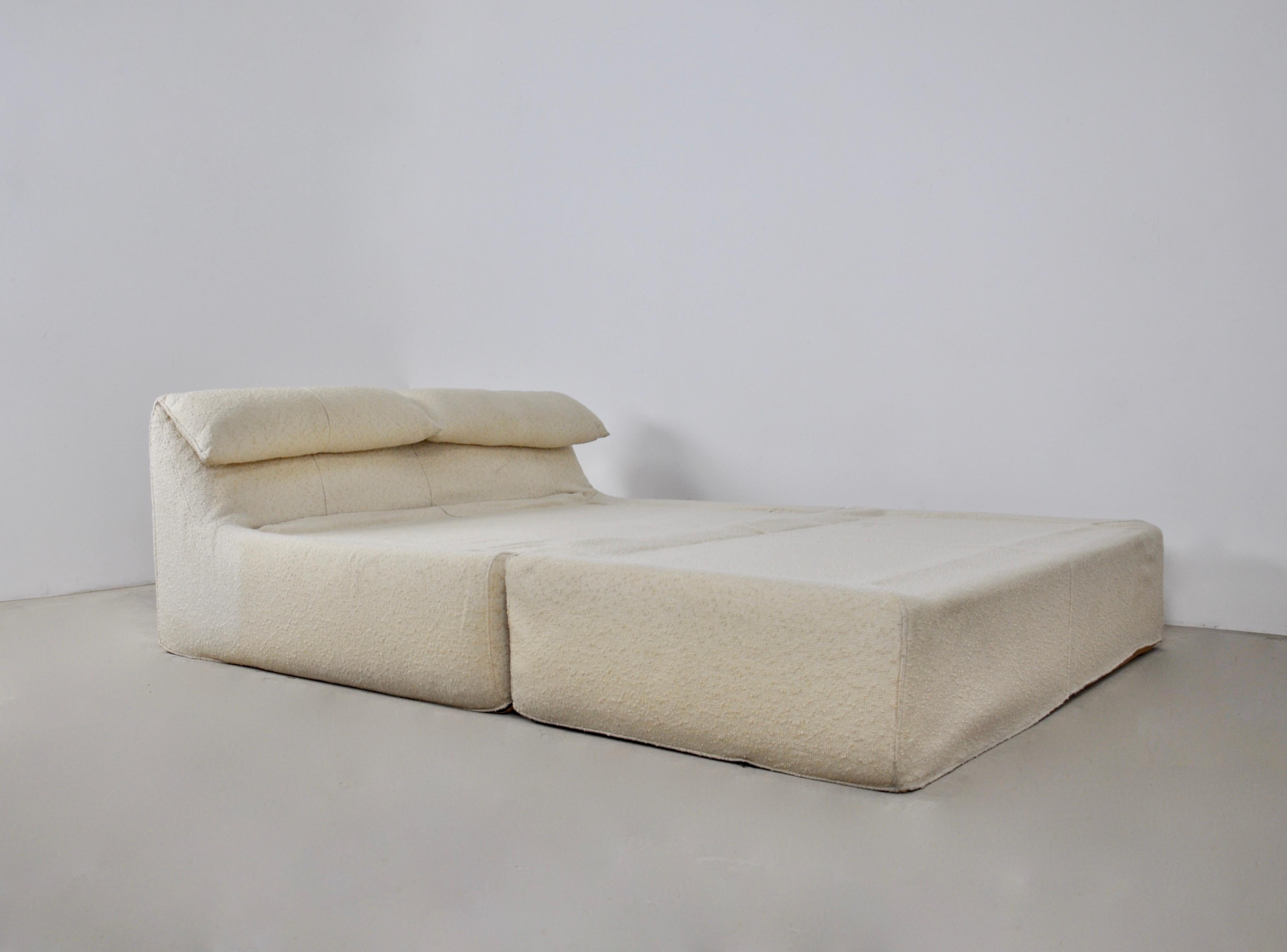 Daybed in white fabric. Stamp under the seat. No tear or big stain. Height of the seat : 37cm. Depth closed: 127cm. Wear due to time and age of the daybed.
 