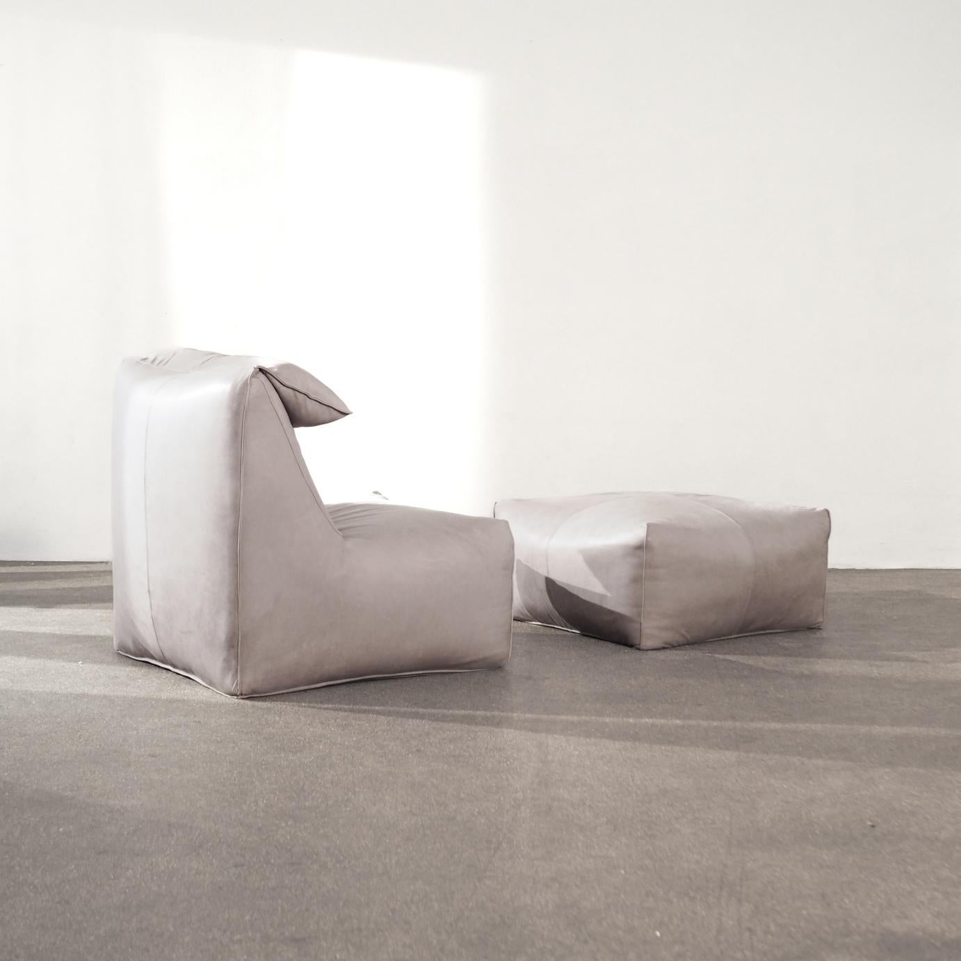 Der Loungesessel Bambole gehört zur Serie Le Bambole, die 1973 entworfen wurde. Bambole ist eine zeitlos moderne Ikone und Ausdruck von erstklassigem Design Made in Italy. Das Besondere ist das offensichtliche Fehlen einer tragenden Struktur, die
