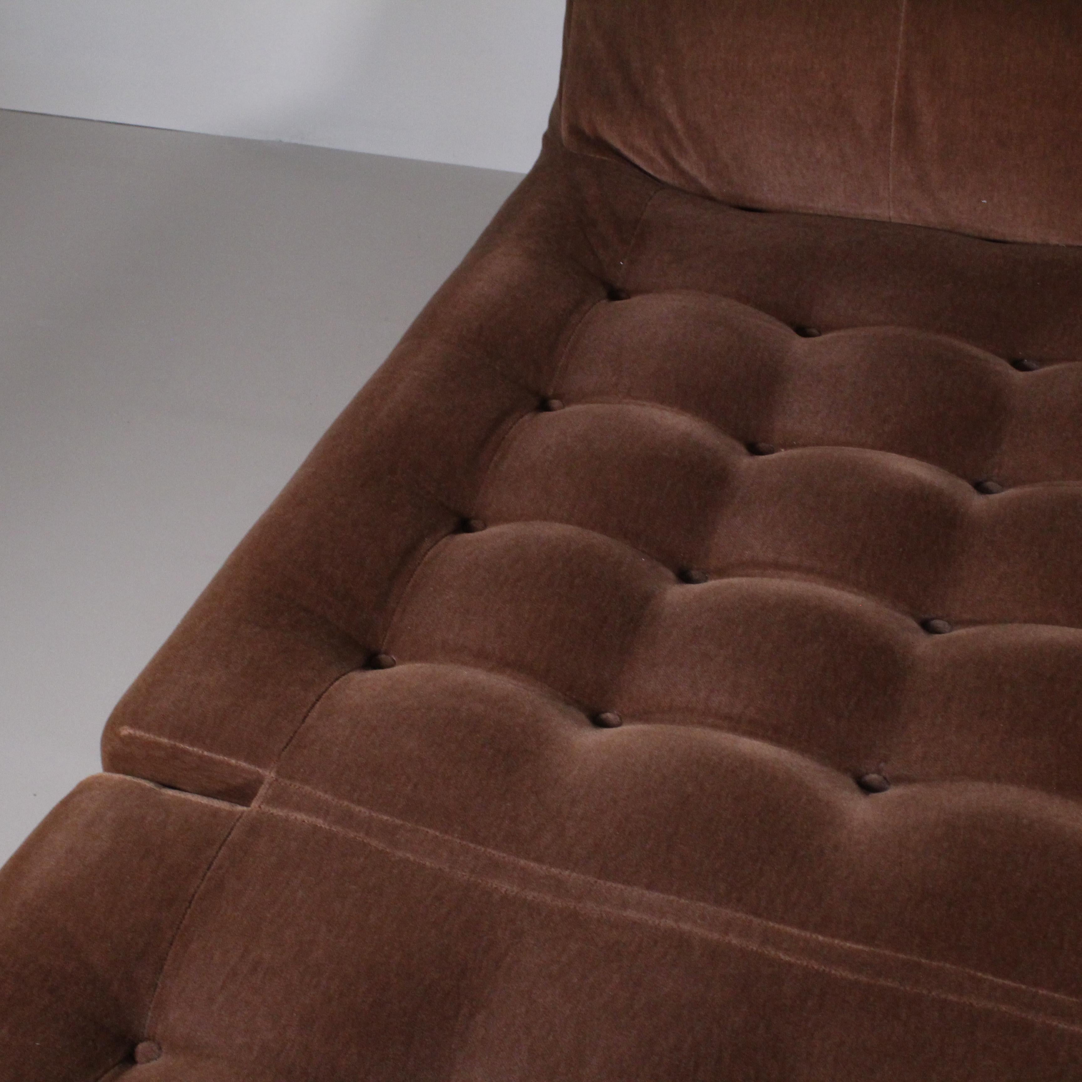 Das Bett Bamboletto gehört zur Kollektion Le Bambole, einem Entwurf von Mario Bellini aus dem Jahr 1972, der mit der Einführung dieses exklusiven Modells in die Kollektion seinen 50-jährigen Erfolg mit B&B Italia feiert. Mehrfach ausgezeichnet und