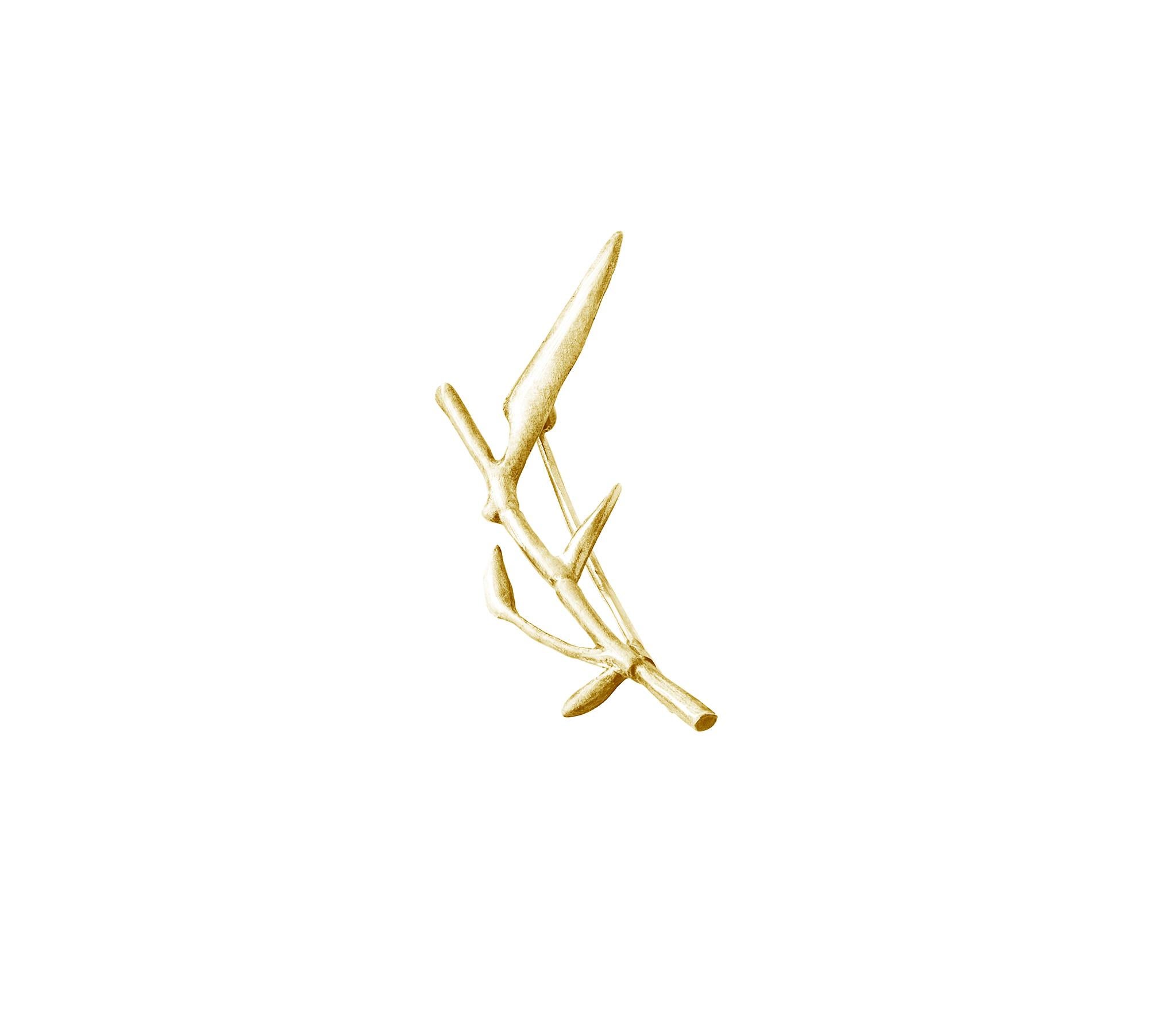 Diptyque de broches contemporaines en or jaune et bambou de dix-huit carats de l'artiste Unisexe en vente