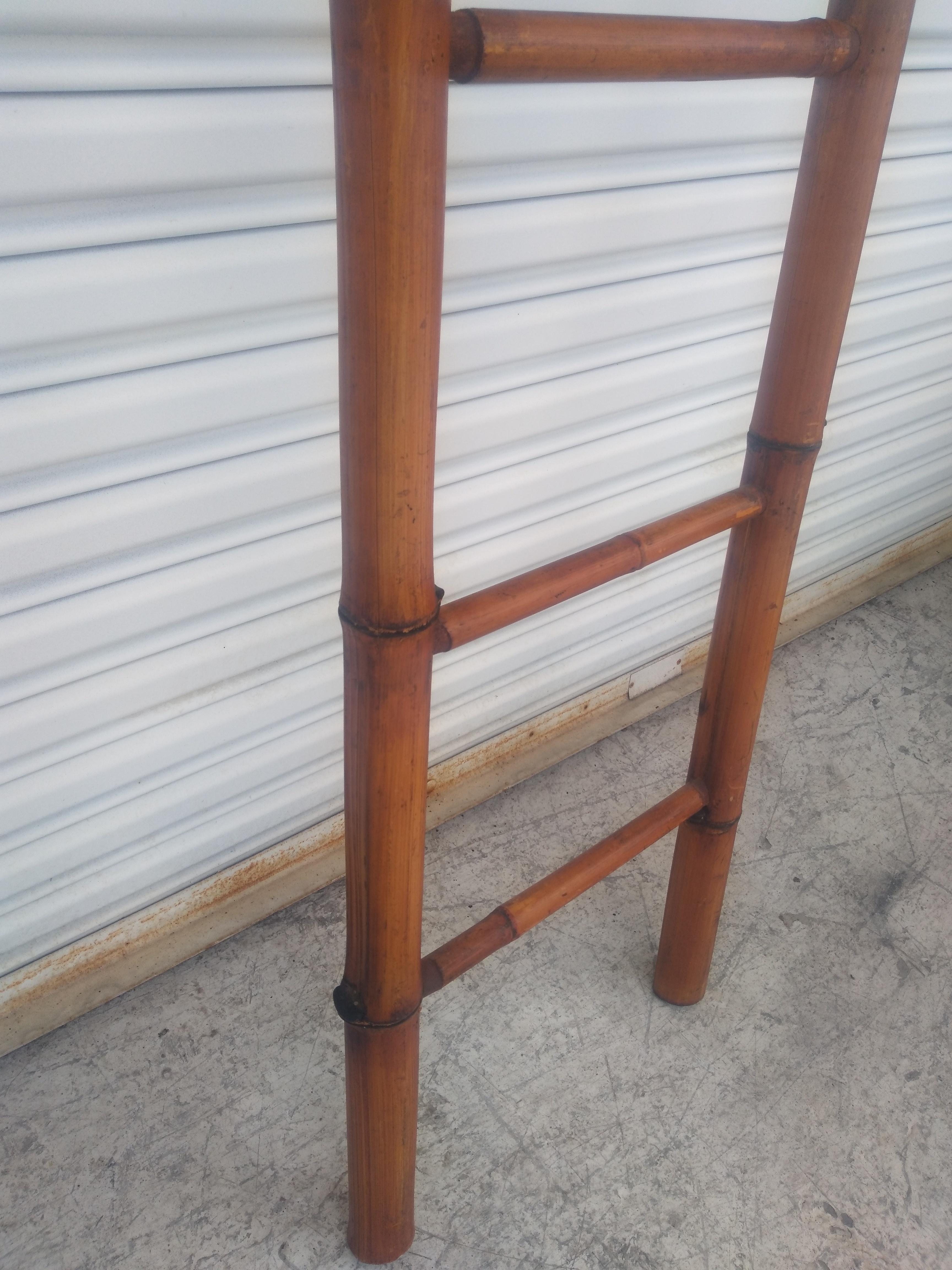 Il s'agit d'une échelle vintage à 5 marches construite entièrement en bambou. Il provient d'Asie et est suffisamment solide pour être utilisé ou faire un bel objet de décoration.