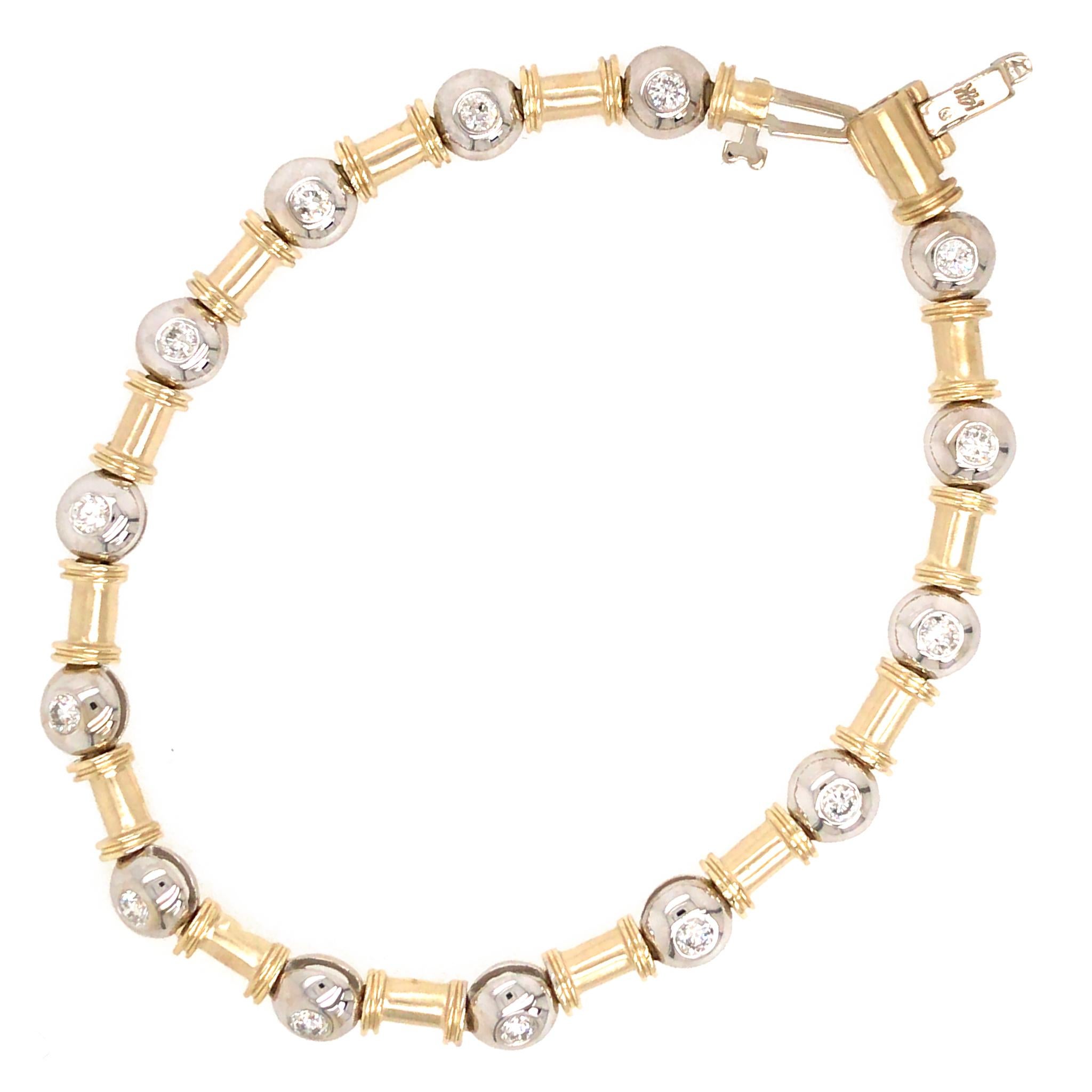 Or jaune 14k et or blanc 14k
Diamant : 0,56 ct twd (estimé)
Poids total : 15,5 grammes
Longueur du bracelet : 7 pouces