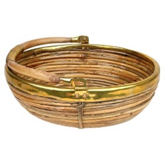 Cuenco cesta de bambú y latón con asa, Italia, años 70