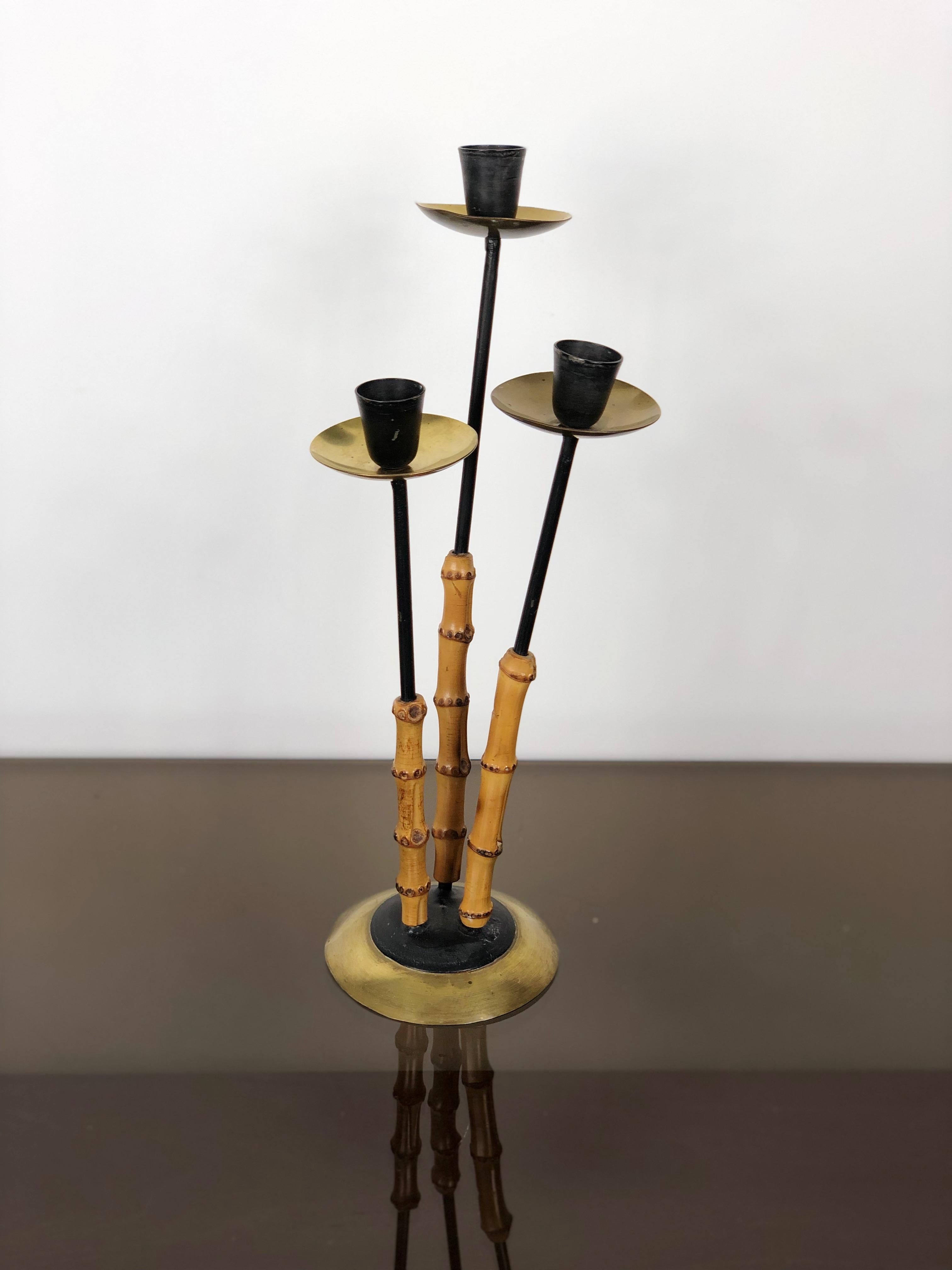 Kerzenhalter aus Messing, Metall und Bambus mit drei Armen, Italien, um 1970.