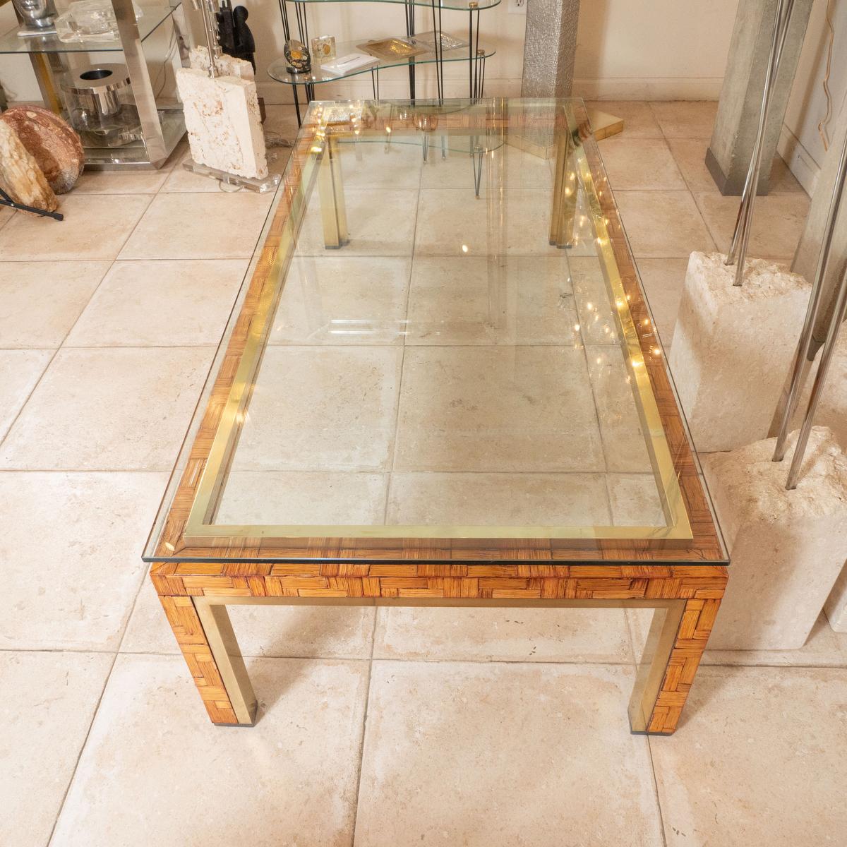 Table basse en bambou et laiton avec plateau en verre.