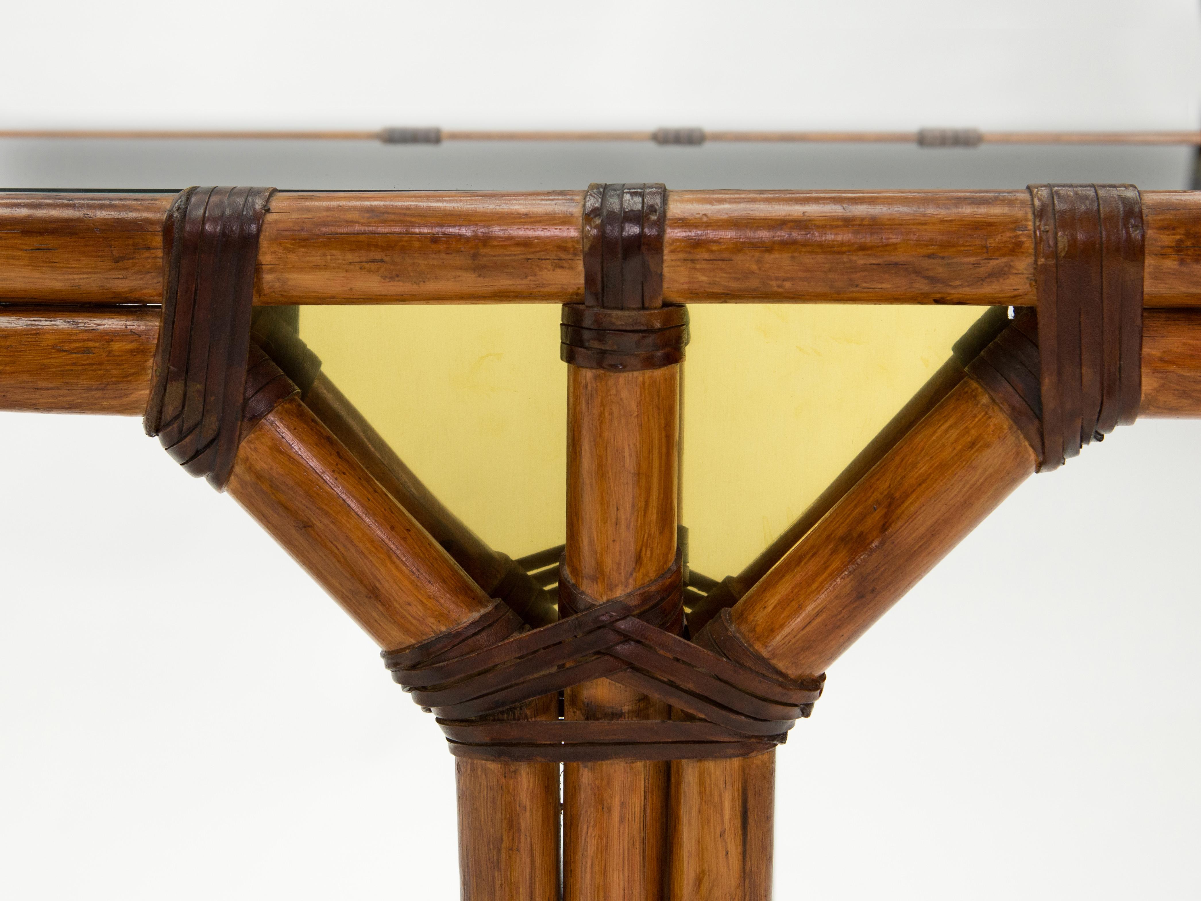 Table console française en bambou et laiton, plateau en verre noir, 1970 en vente 2