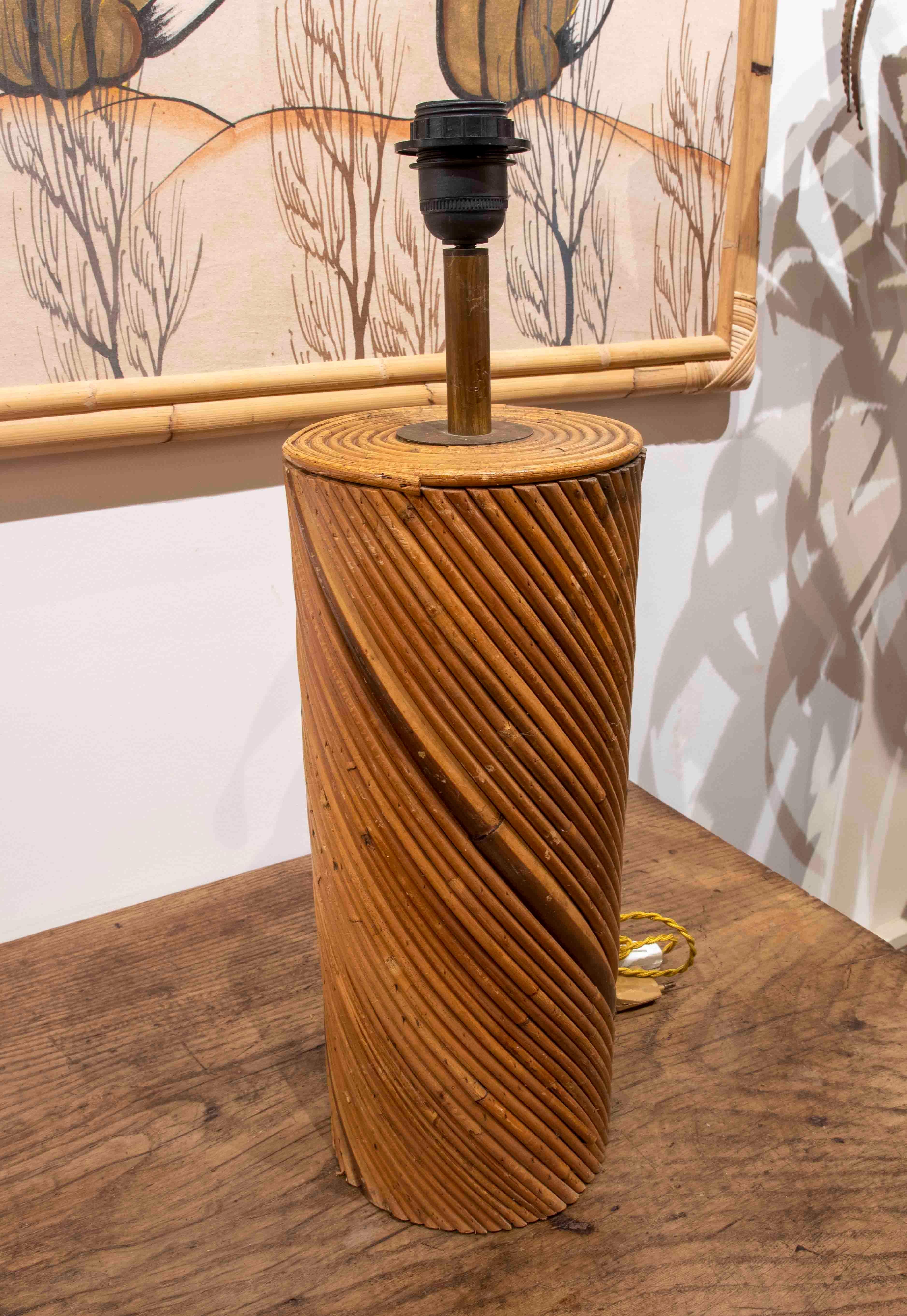 Tischlampe aus Bambus und Messing mit runder Form im Zustand „Gut“ im Angebot in Marbella, ES