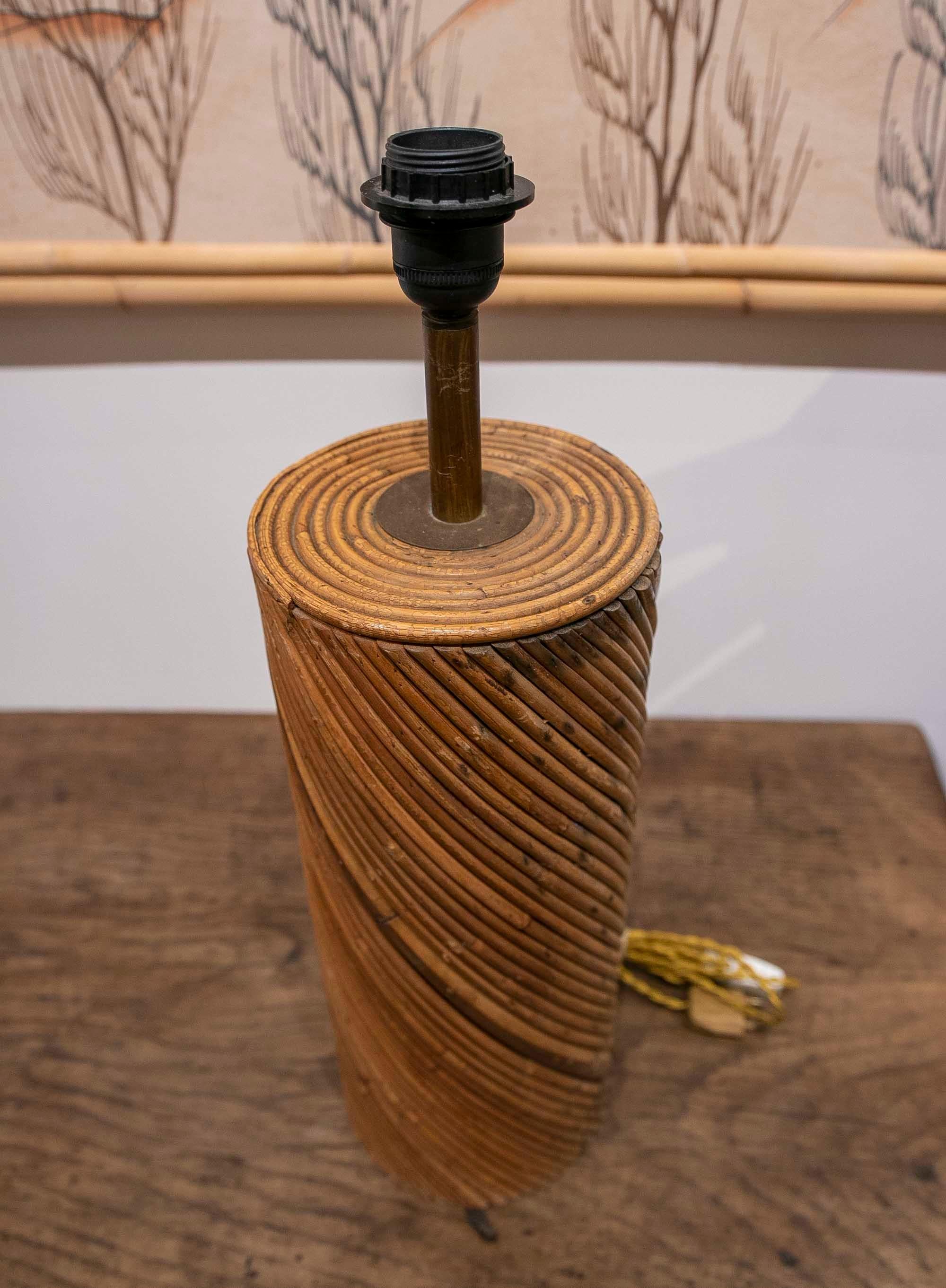 Tischlampe aus Bambus und Messing mit runder Form (20. Jahrhundert) im Angebot
