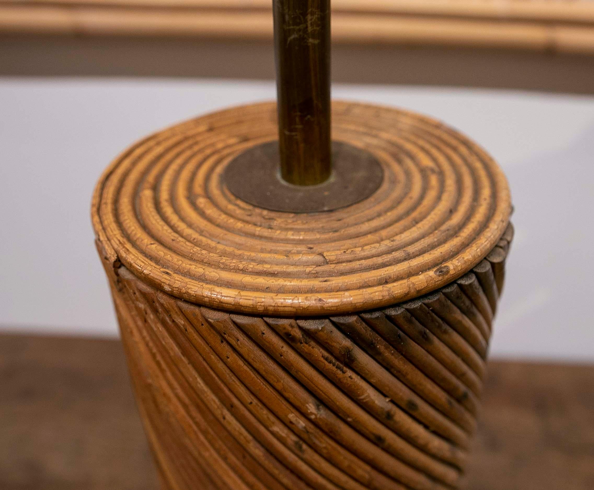 Tischlampe aus Bambus und Messing mit runder Form im Angebot 1