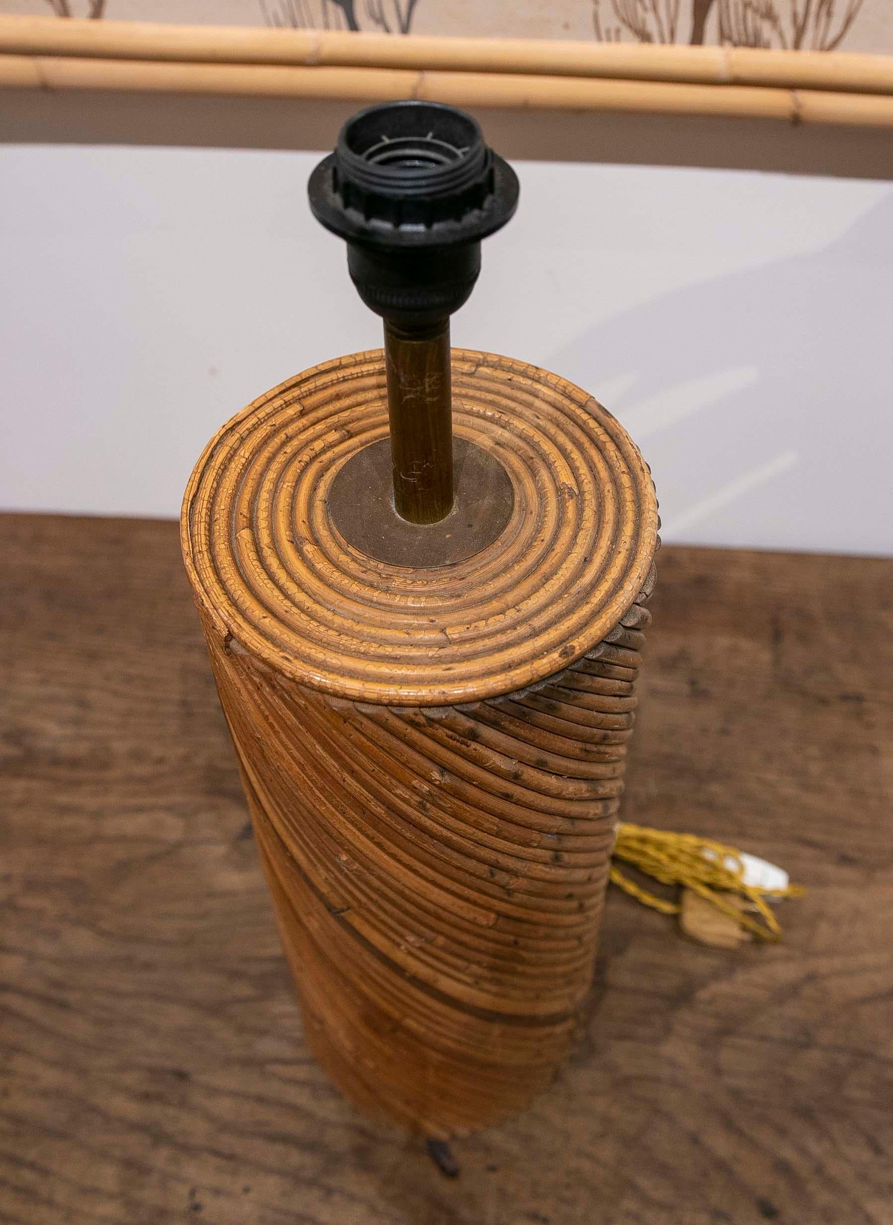 Tischlampe aus Bambus und Messing mit runder Form im Angebot 4