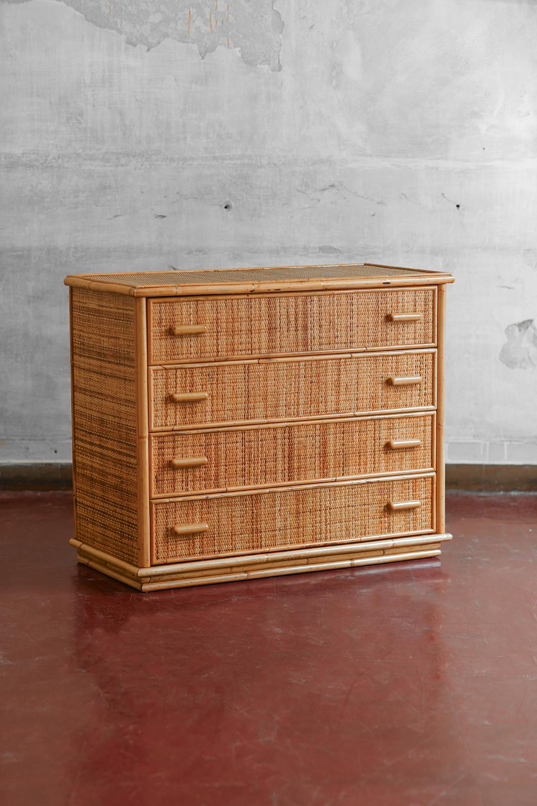 Cassettiera con 4 cassetti, rivestita in tessuto di canna e base in bambù. Struttura in legno. Italia, anni '80.
Dettagli del prodotto
Dimensioni: 97 L x 80 H x 46 D cm