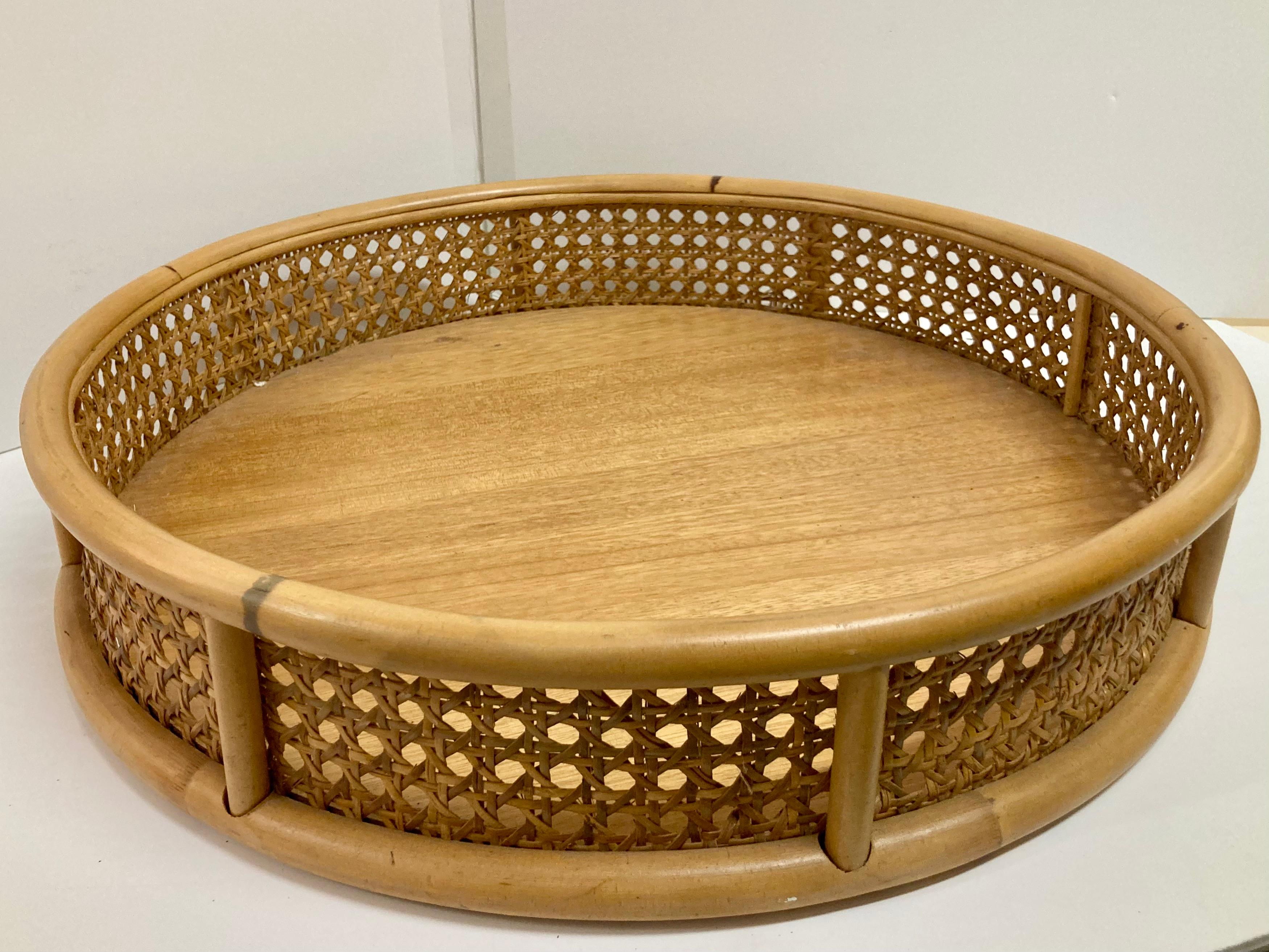 Moderne Plateau de service rond en bambou et canne en vente