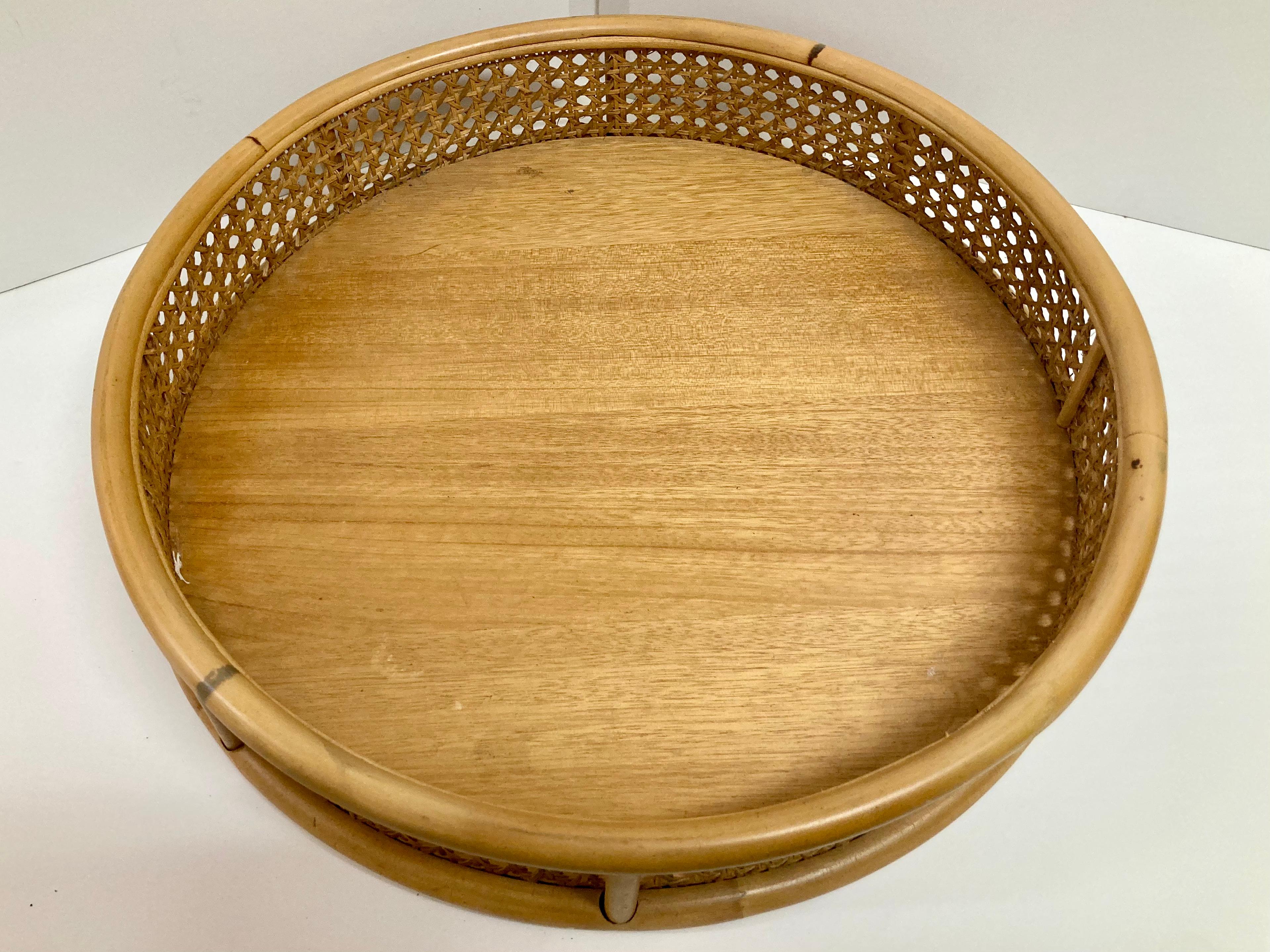 Plateau de service rond en bambou et canne Bon état - En vente à Los Angeles, CA