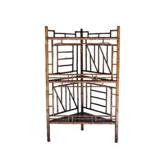 Expositor esquinero de tres niveles de bambú y chinoiserie, calado chippendale, ca. 1880