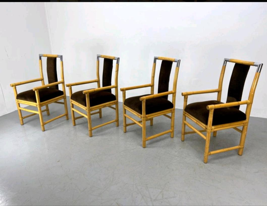 Ensemble de quatre fauteuils en bambou de style Mid-Century Modern avec des accents chromés.