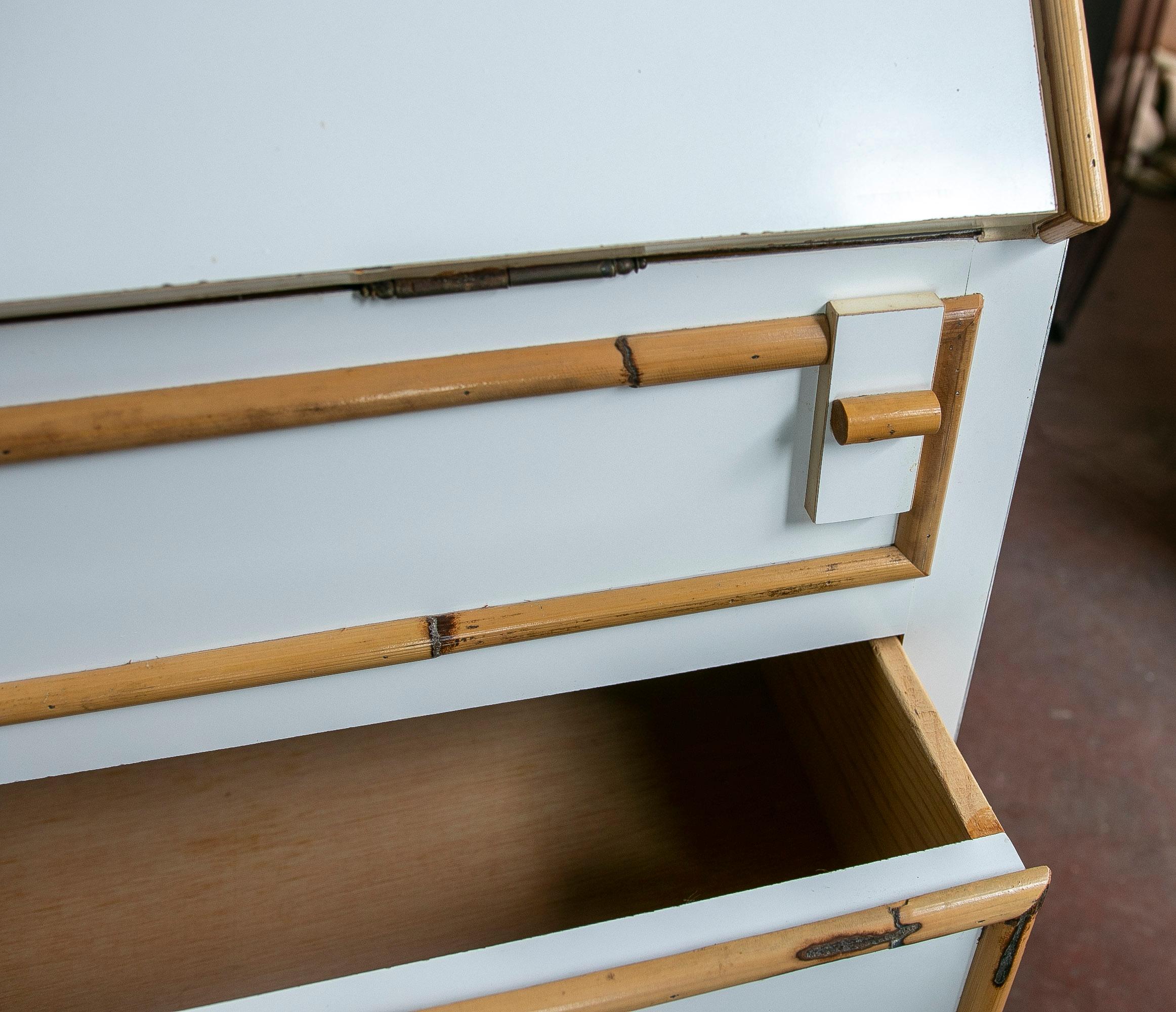 Weiße Schreibtischkommode aus Bambus und Formica mit Schubladen und Sekretärschrank  im Angebot 7