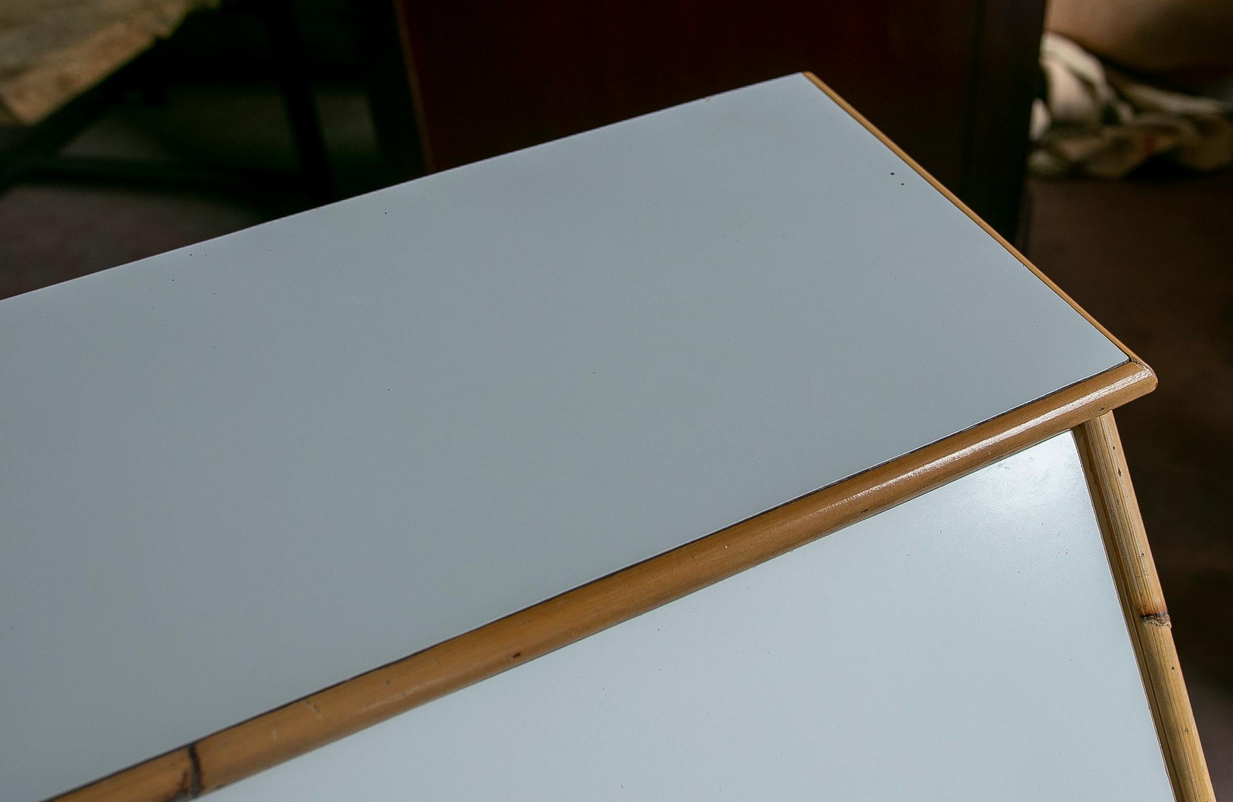 Weiße Schreibtischkommode aus Bambus und Formica mit Schubladen und Sekretärschrank  im Angebot 9