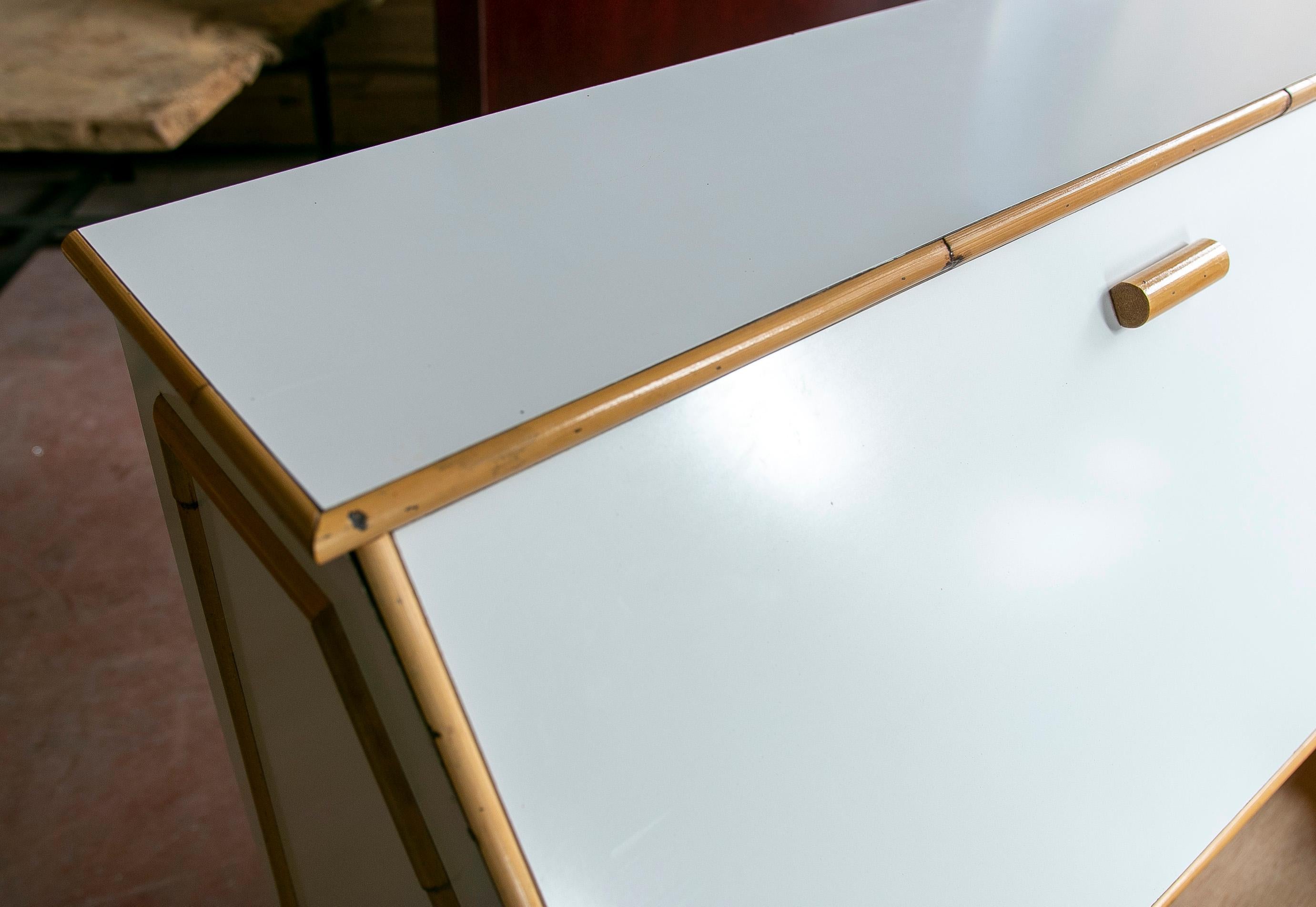 Weiße Schreibtischkommode aus Bambus und Formica mit Schubladen und Sekretärschrank  im Angebot 10
