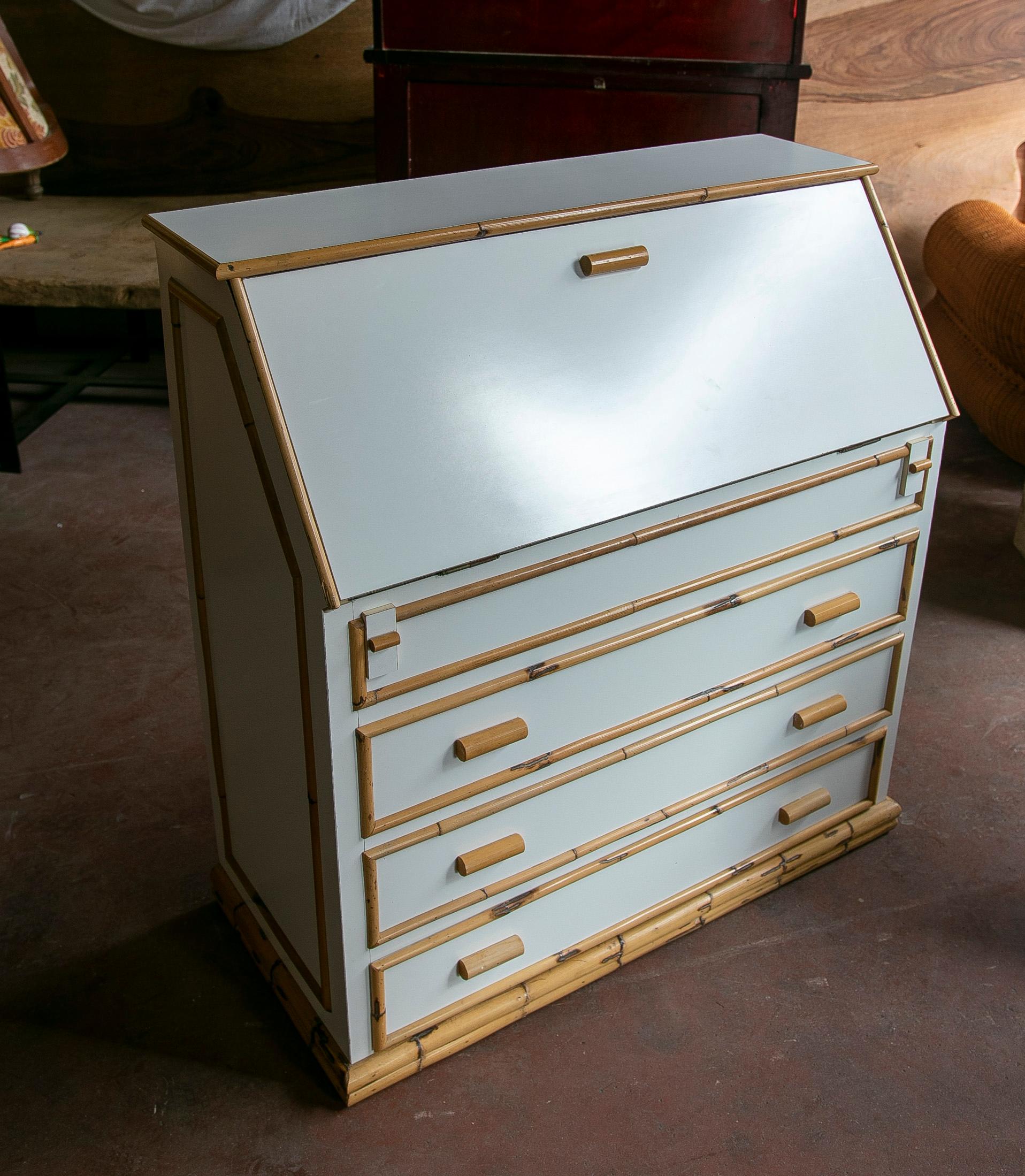 Weiße Schreibtischkommode aus Bambus und Formica mit Schubladen und Sekretärschrank  im Angebot 11
