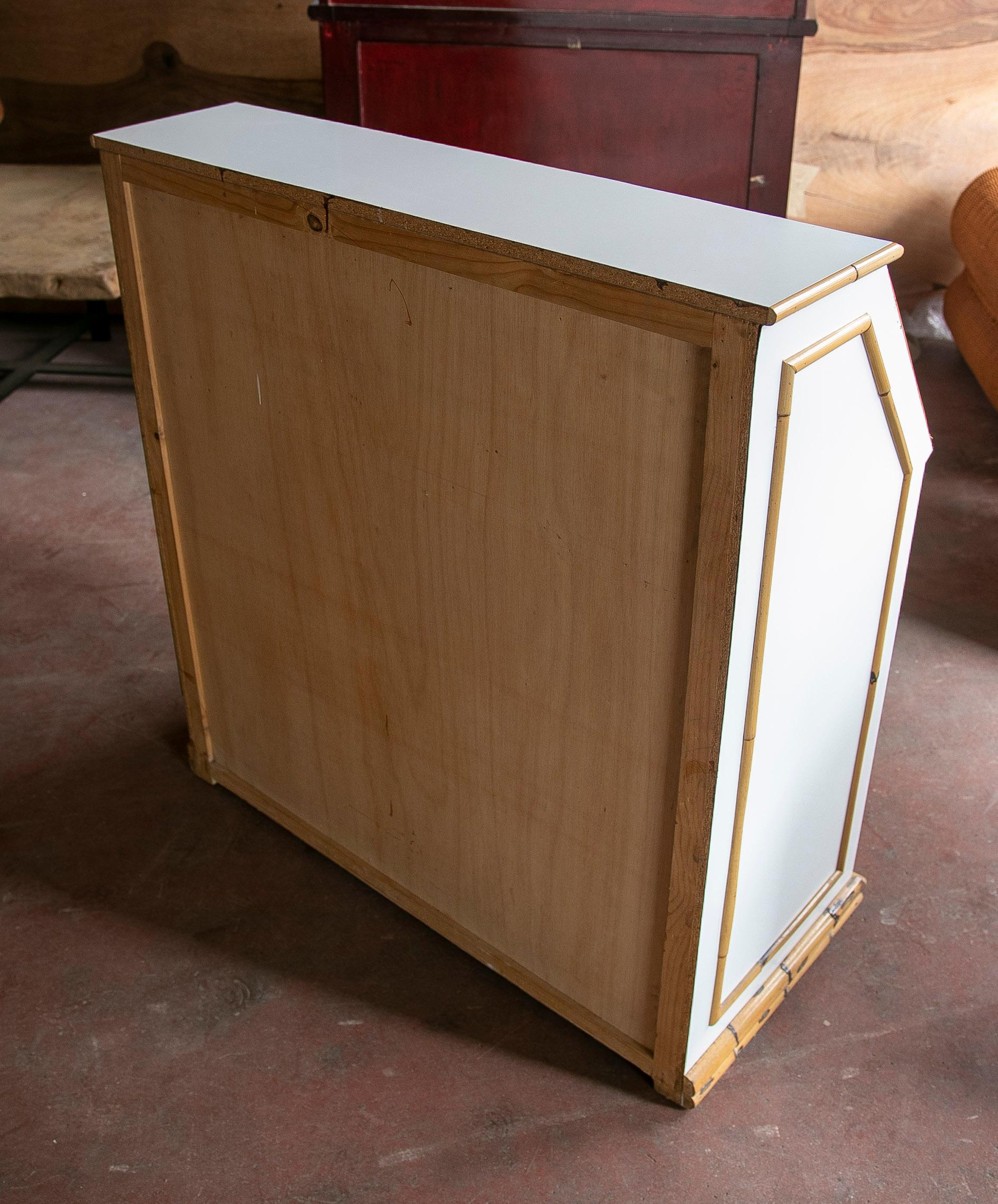 Weiße Schreibtischkommode aus Bambus und Formica mit Schubladen und Sekretärschrank  im Angebot 4