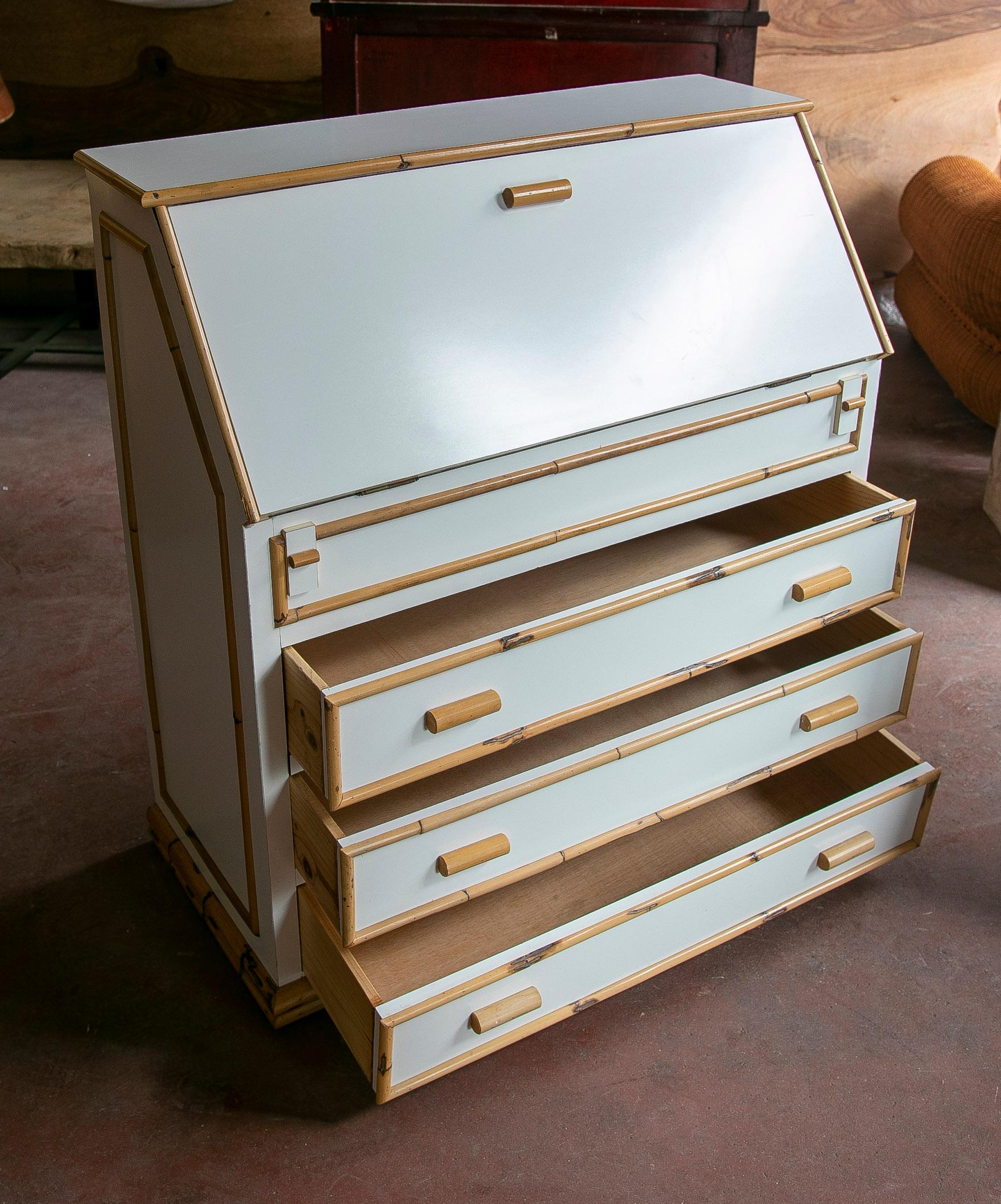 Weiße Schreibtischkommode aus Bambus und Formica mit Schubladen und Sekretärschrank  im Angebot 5