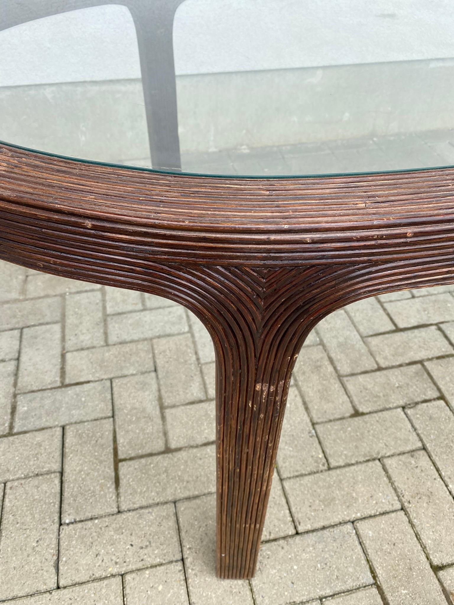 Français Table de salle à manger en bambou et verre, vers 1970 en vente