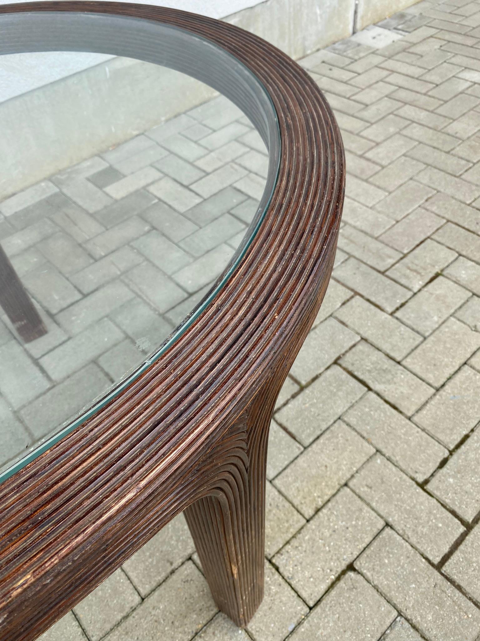 Table de salle à manger en bambou et verre, vers 1970 en vente 1