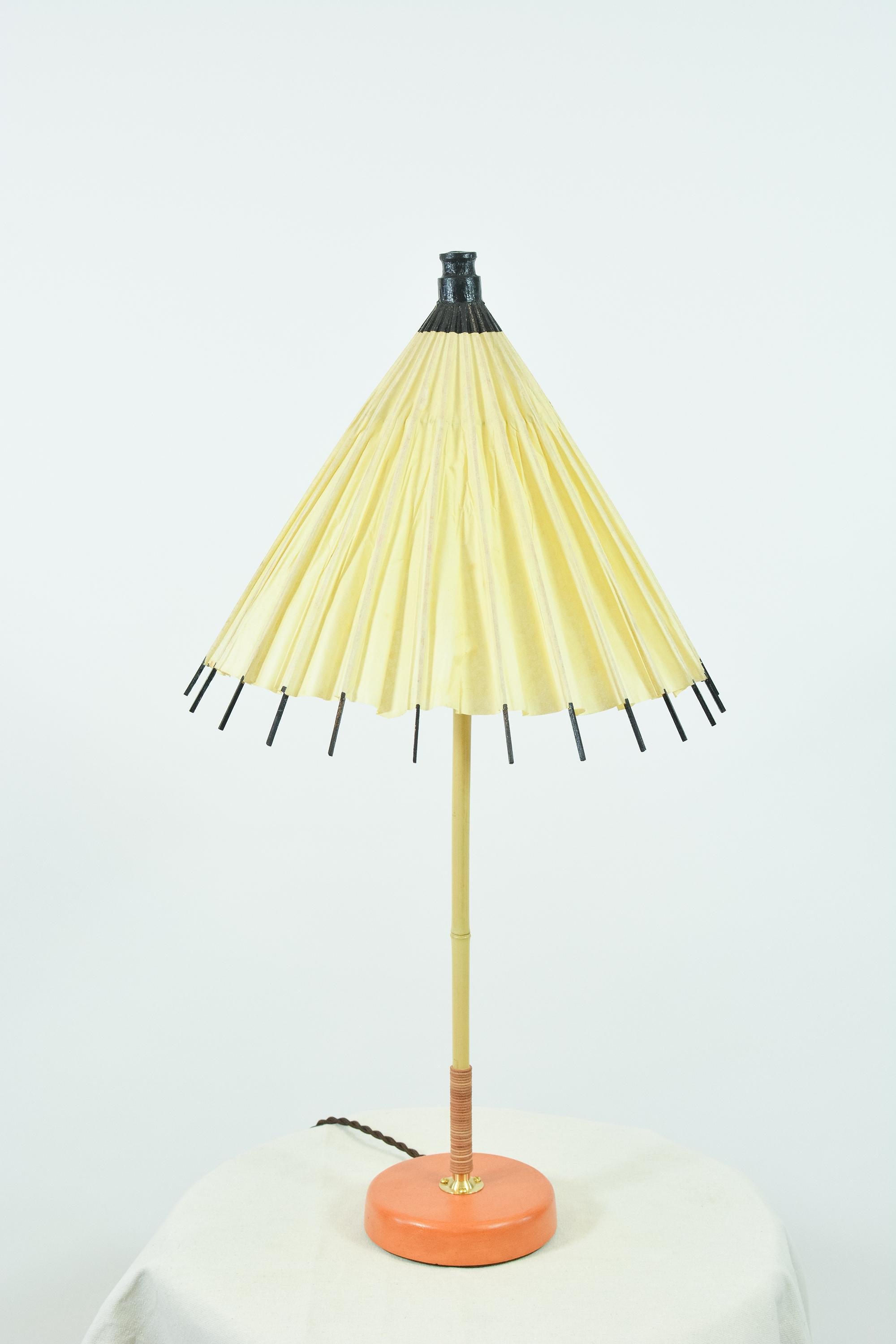 Moderno Lampada da tavolo in bambù e pelle con paralume a ombrello giapponese vintage [In magazzino] in vendita