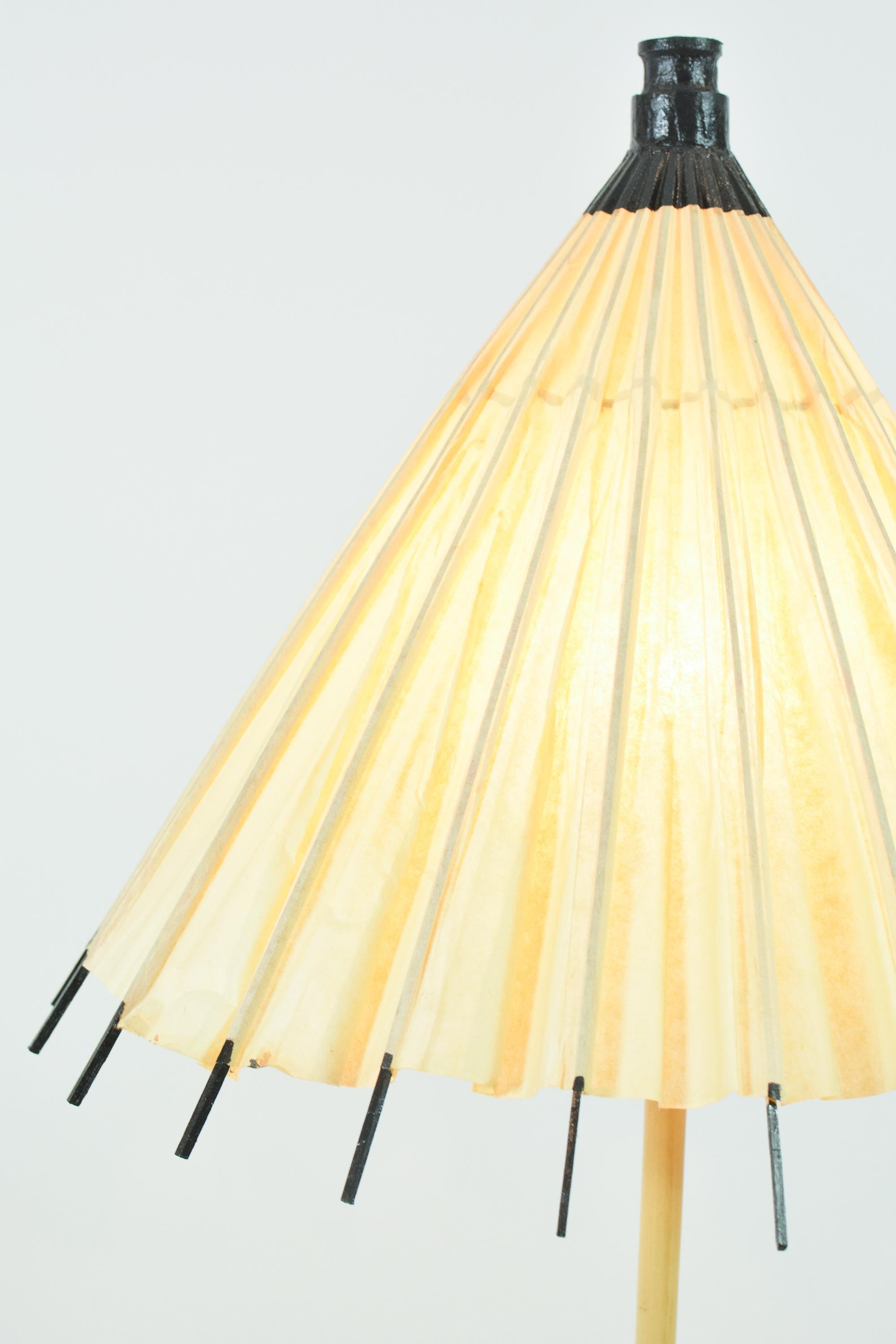 Fatto a mano Lampada da tavolo in bambù e pelle con paralume a ombrello giapponese vintage [In magazzino] in vendita