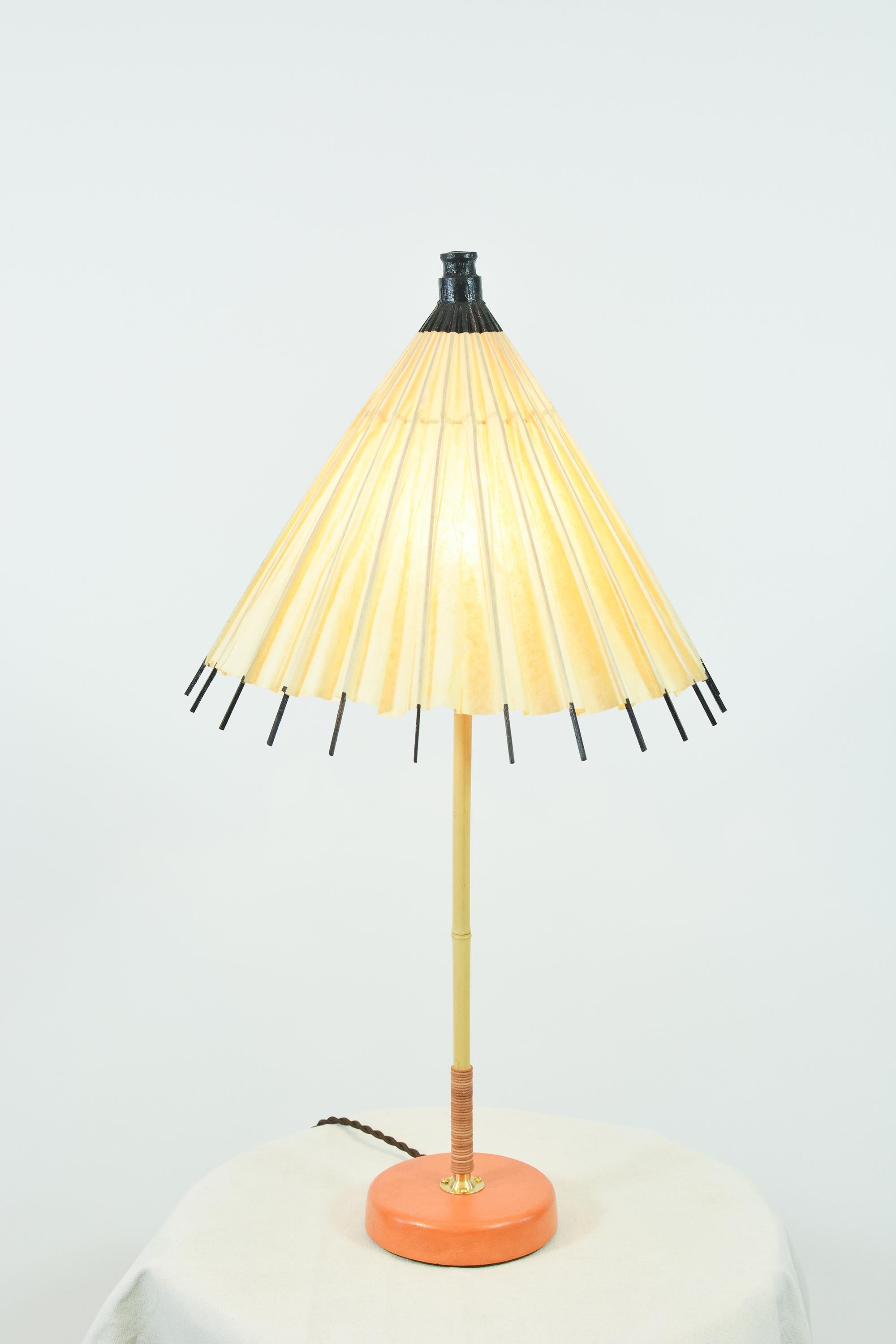 Ottone Lampada da tavolo in bambù e pelle con paralume a ombrello giapponese vintage [In magazzino] in vendita