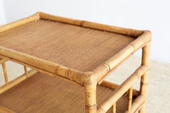 Dreistöckiger Servierwagen aus Bambus und Raffia:: rollend