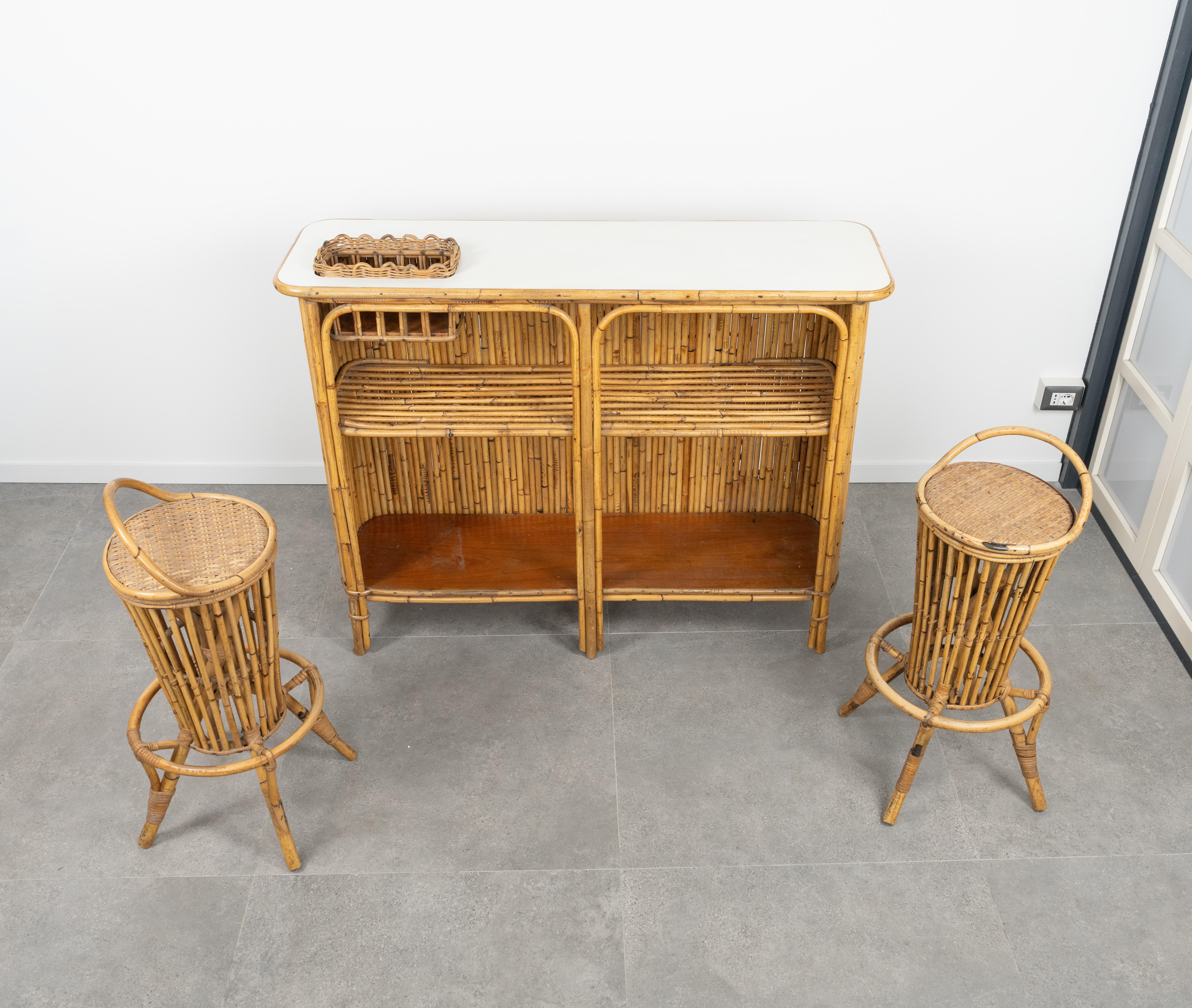 Bamboo and Rattan Cabinet Bar with Two Stools by Tito Agnoli, Italy 1950s In Good Condition For Sale In Rome, IT