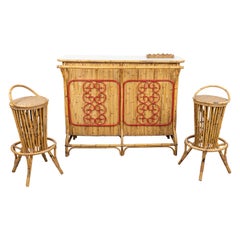Mueble bar de bambú y ratán con dos taburetes de Tito Agnoli, Italia Años 50