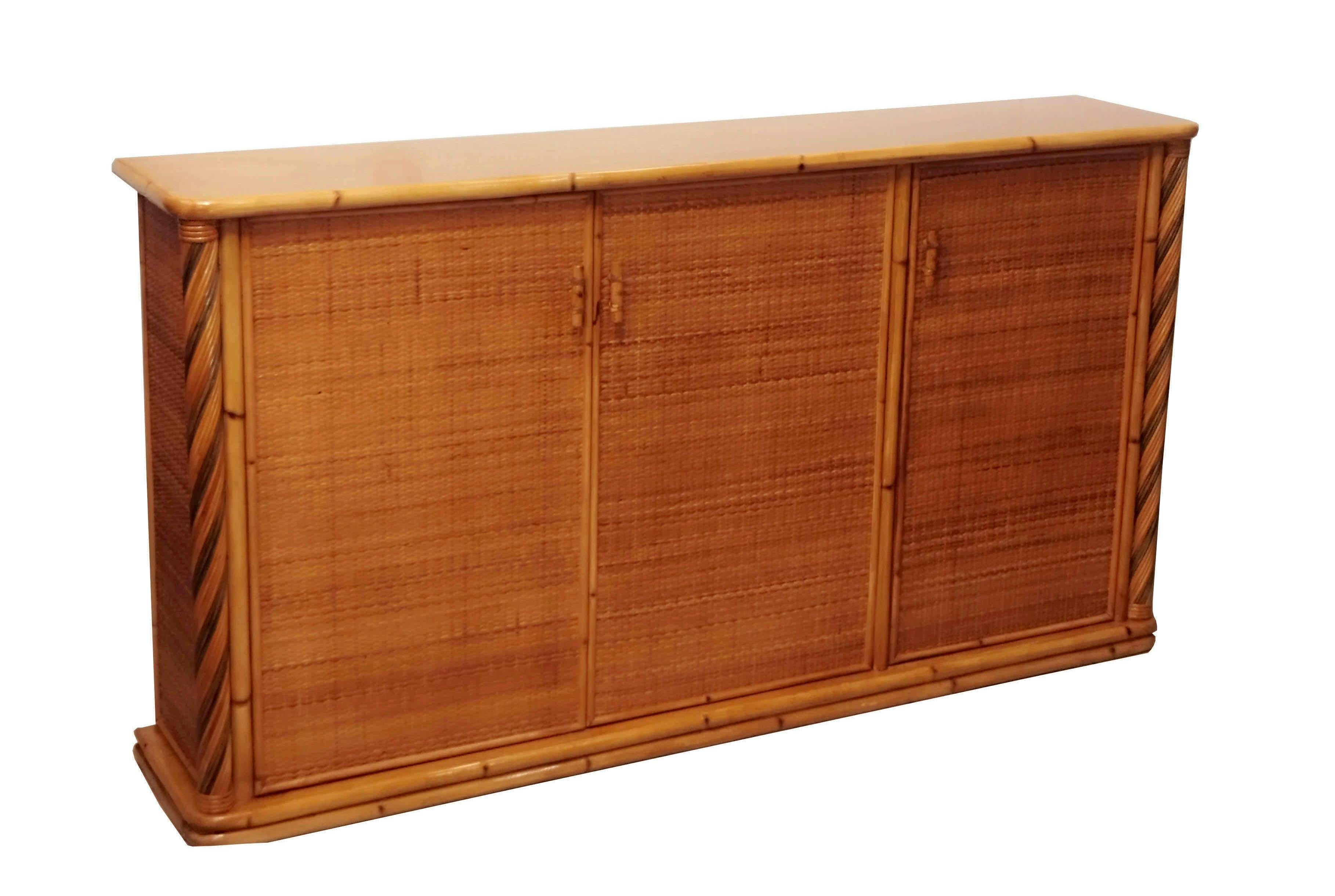 Dreitüriges Sideboard aus Rattan und handgeflochtenem Bambus. Farbige Details, 1960er Jahre