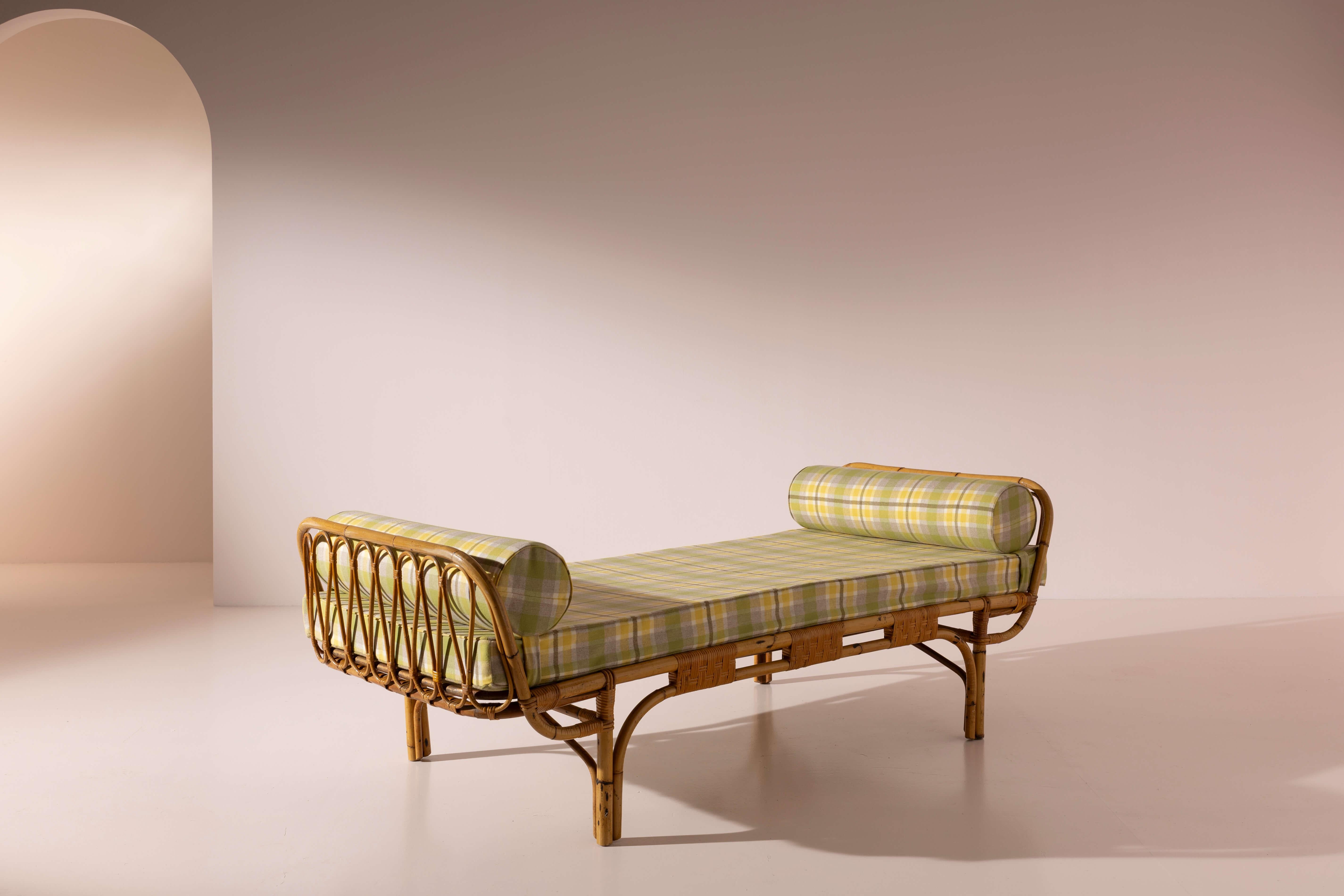 Cama de día de bambú y ratán, Italia, años 60 mediados del siglo XX en venta