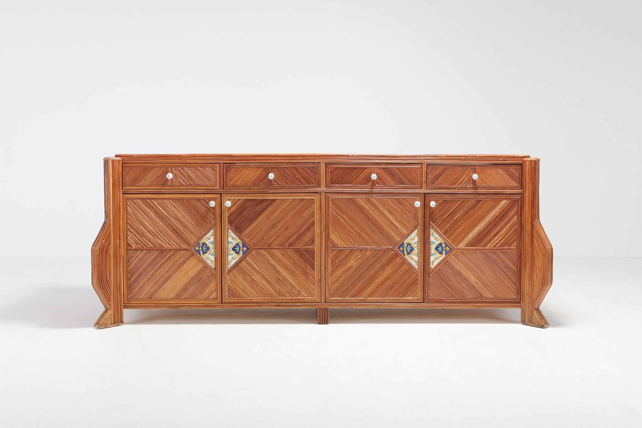 Credenza tropicalista in bambù di Vivai del Sud, Italia, anni Settanta. 
Un grande pezzo glam italiano che si adatta bene a un interno eclettico in stile Hollywood Regency. 
La credenza è rifinita da fronte a retro nello stesso identico modo, con