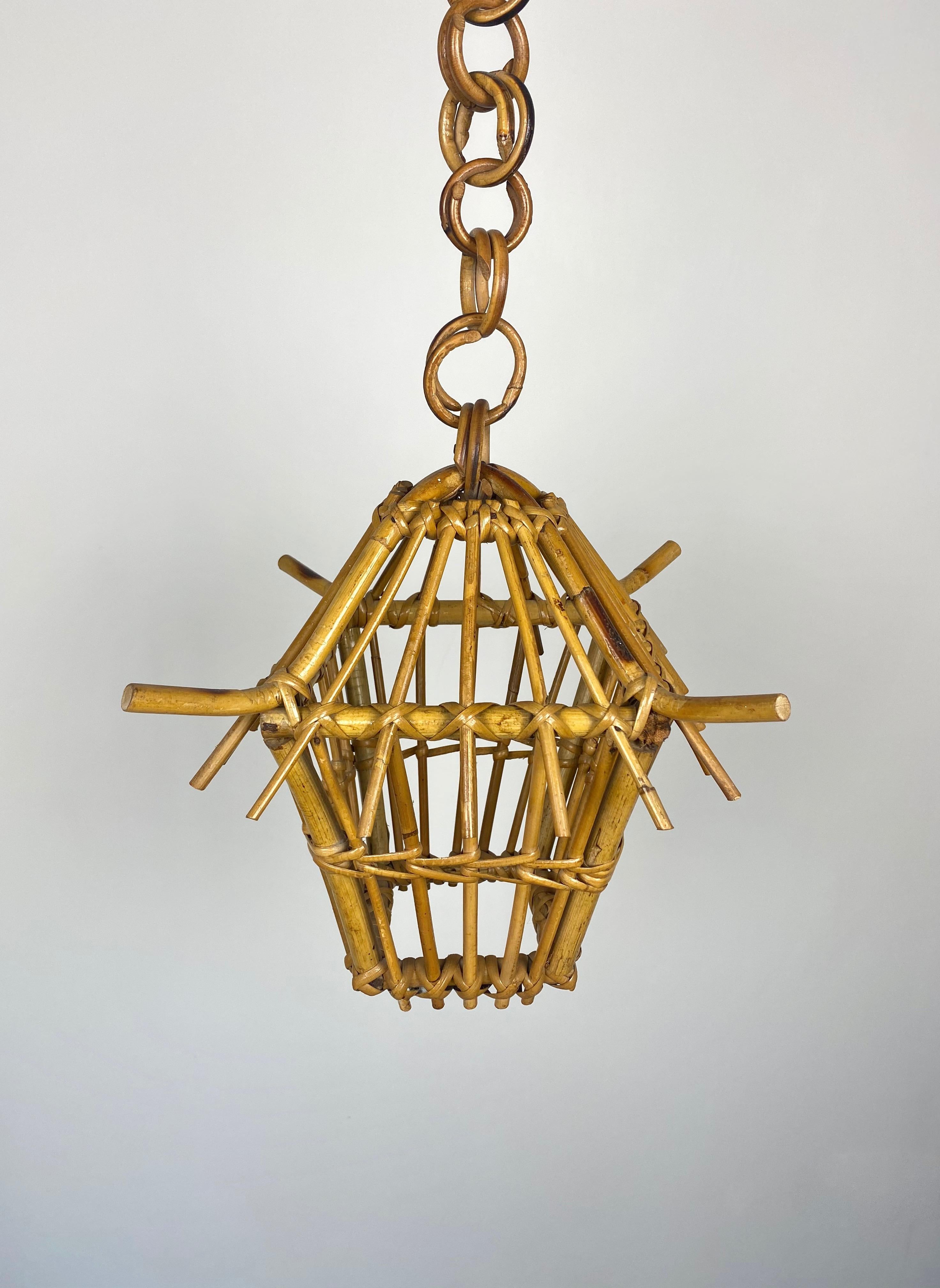 Chandelier pendant lantern shaped in bamboo and rattan. Made in Italy, circa 1960.