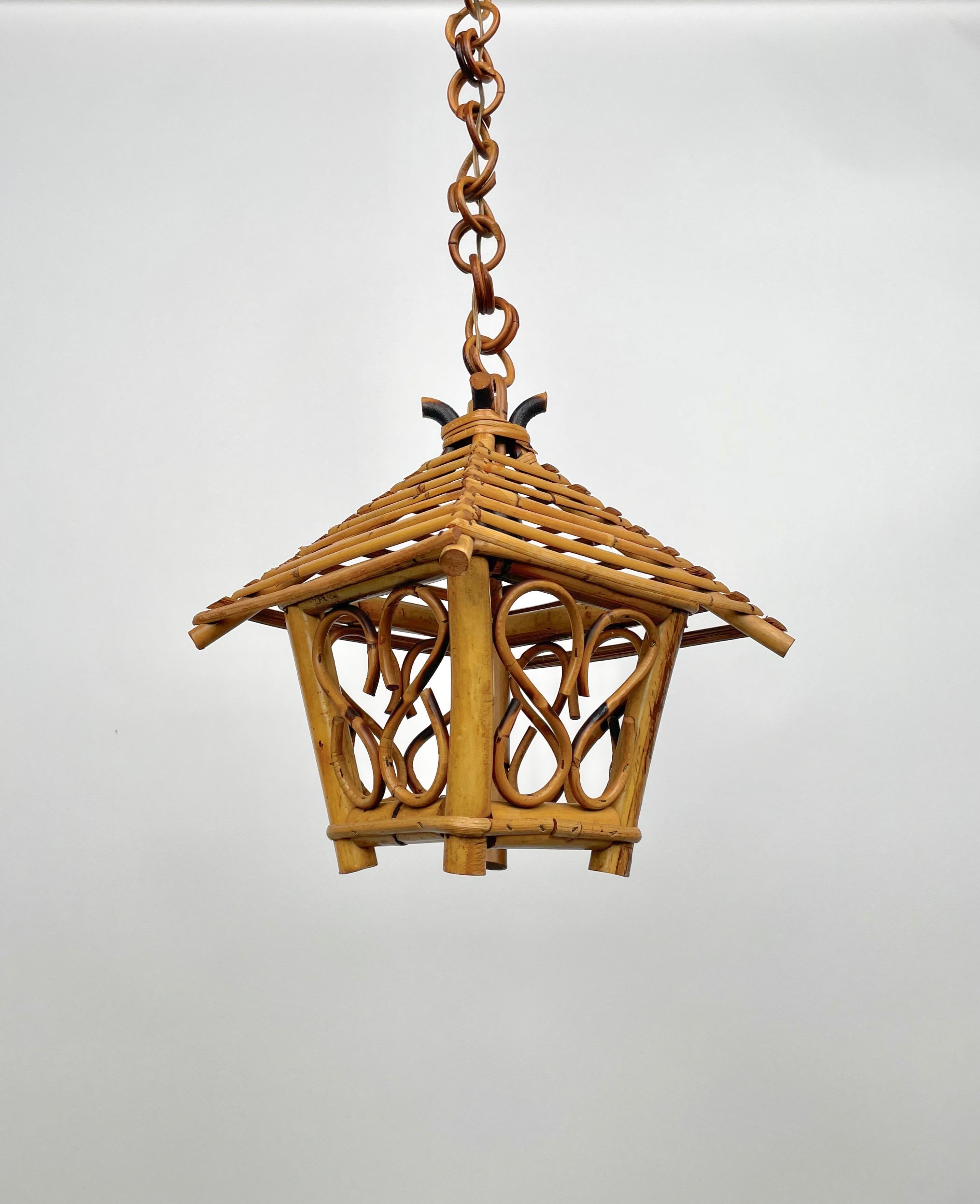 Lantern chandelier pendant in bamboo and rattan made in Italy in the 1960s. 

Measures: Diameter: 27 cm.
Height with chain: 68 cm.
Height without chain: 33 cm.
  