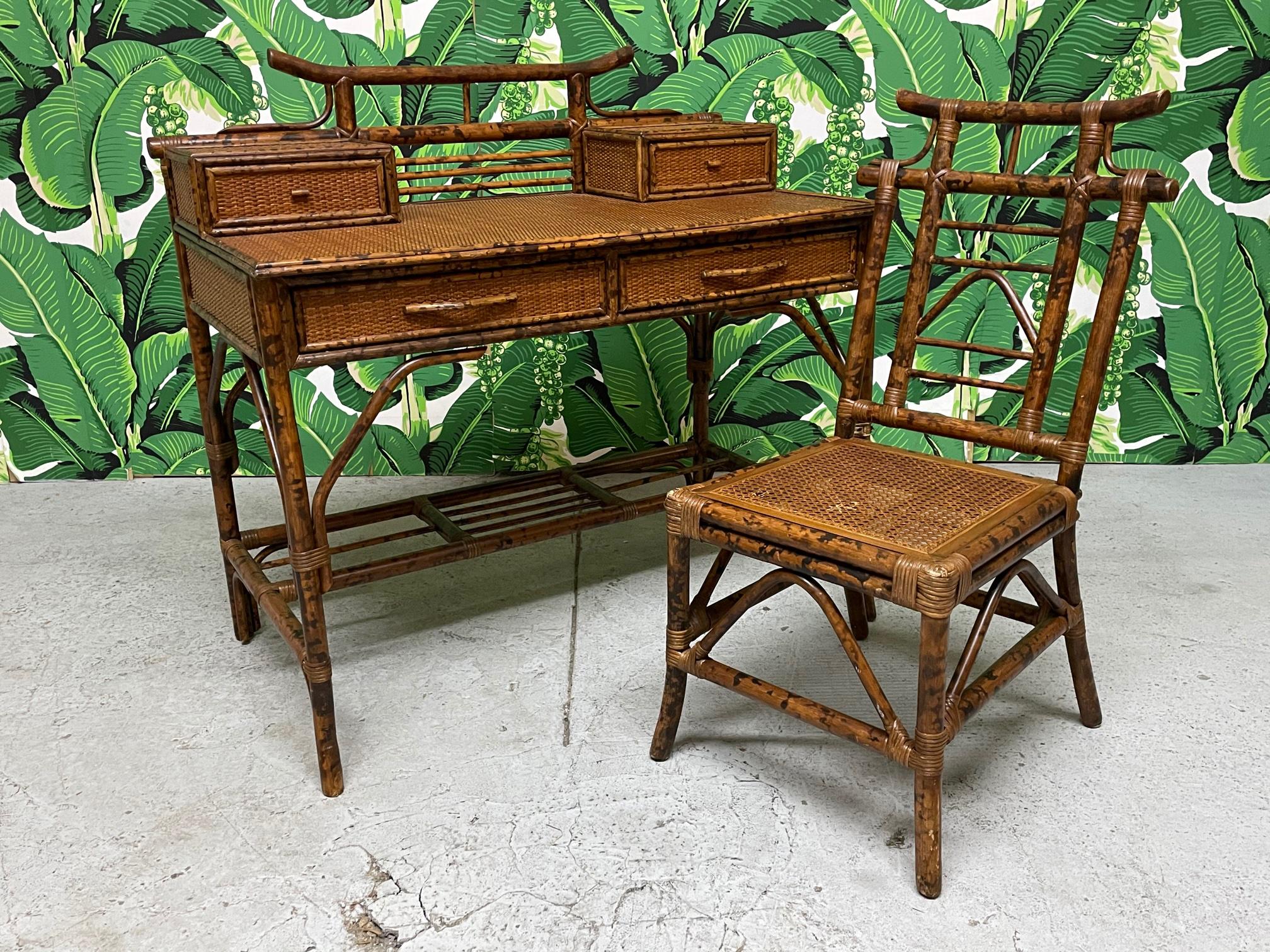 Schreibtisch aus Bambus und Rattan im asiatischen Chinoiserie-Stil mit passendem Stuhl. Hergestellt für Bloomingdale's. Sehr guter Zustand mit kleinen altersbedingten Mängeln. Schreibtisch misst 41::5