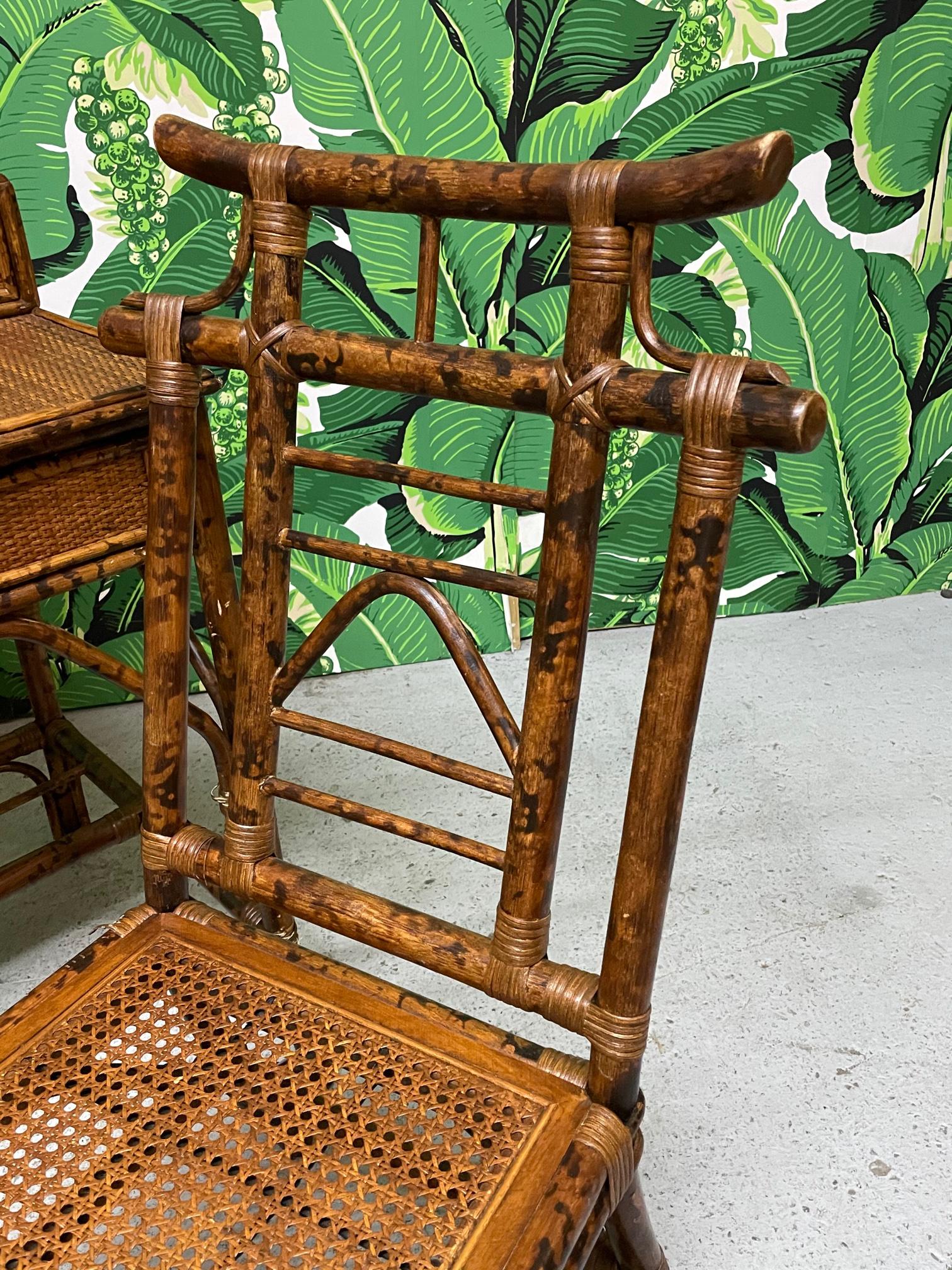Schreibtisch und Stuhl im Pagodenstil aus Bambus und Rattan 1