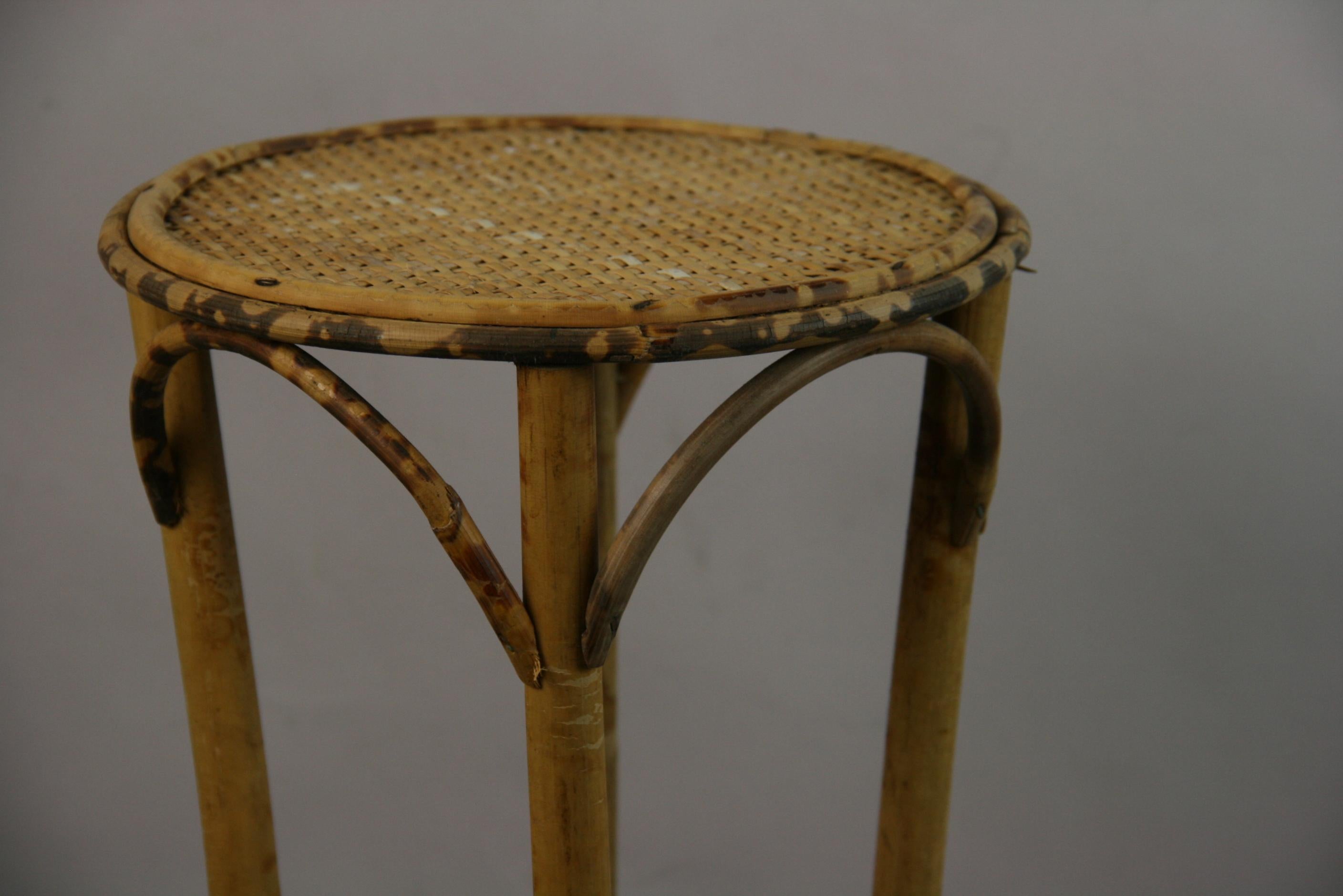 8-145 bamboo and rattan plant stand.
Measure: Top diameter 8