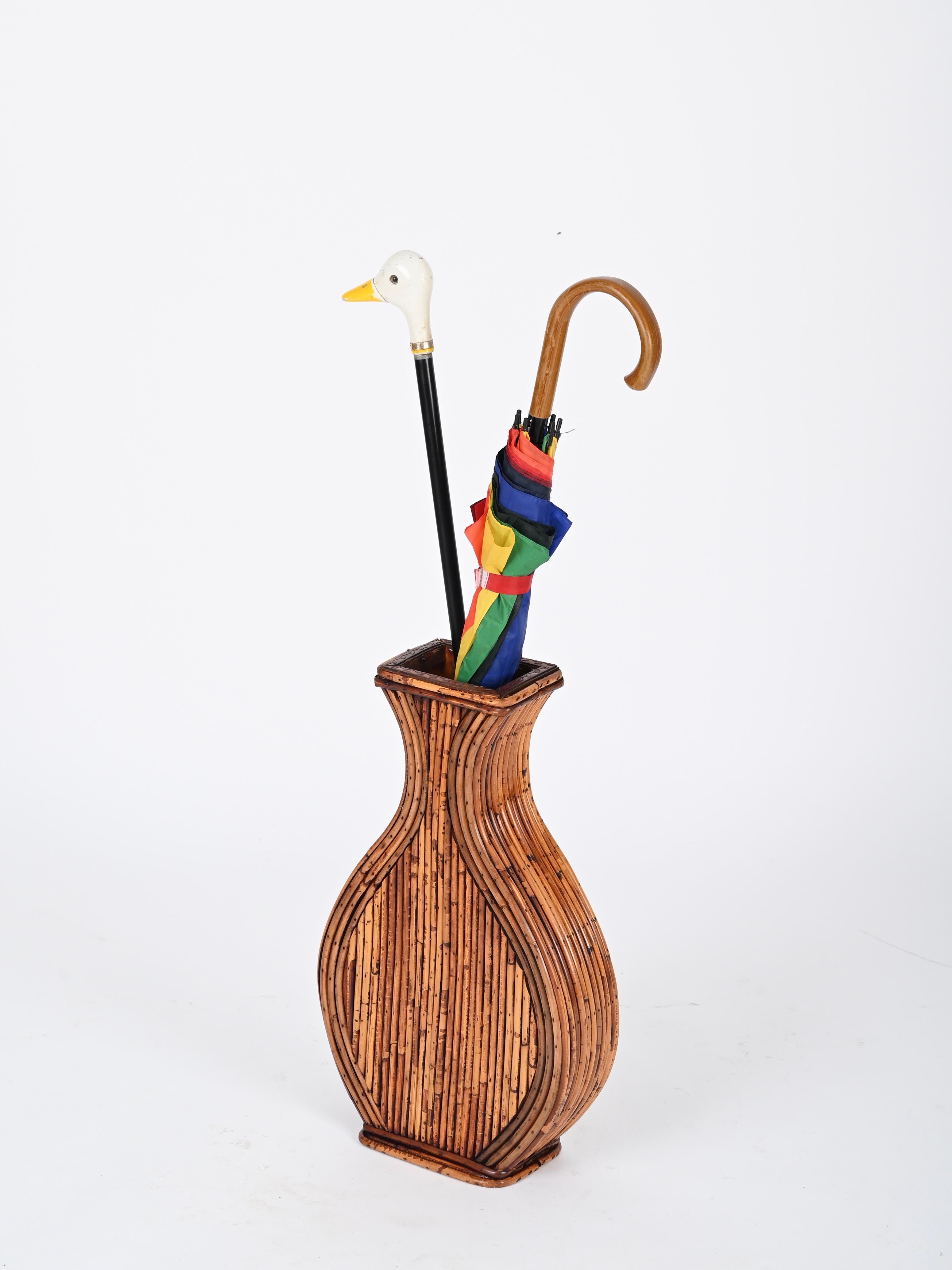 Délicieux cache-pot ou porte-parapluie du milieu du siècle dernier, entièrement fabriqué à la main en rotin courbé et en bambou. Ce charmant objet a été produit en Italie dans les années 1970 et est attribué à une production de Vivai del Sud.

Dans