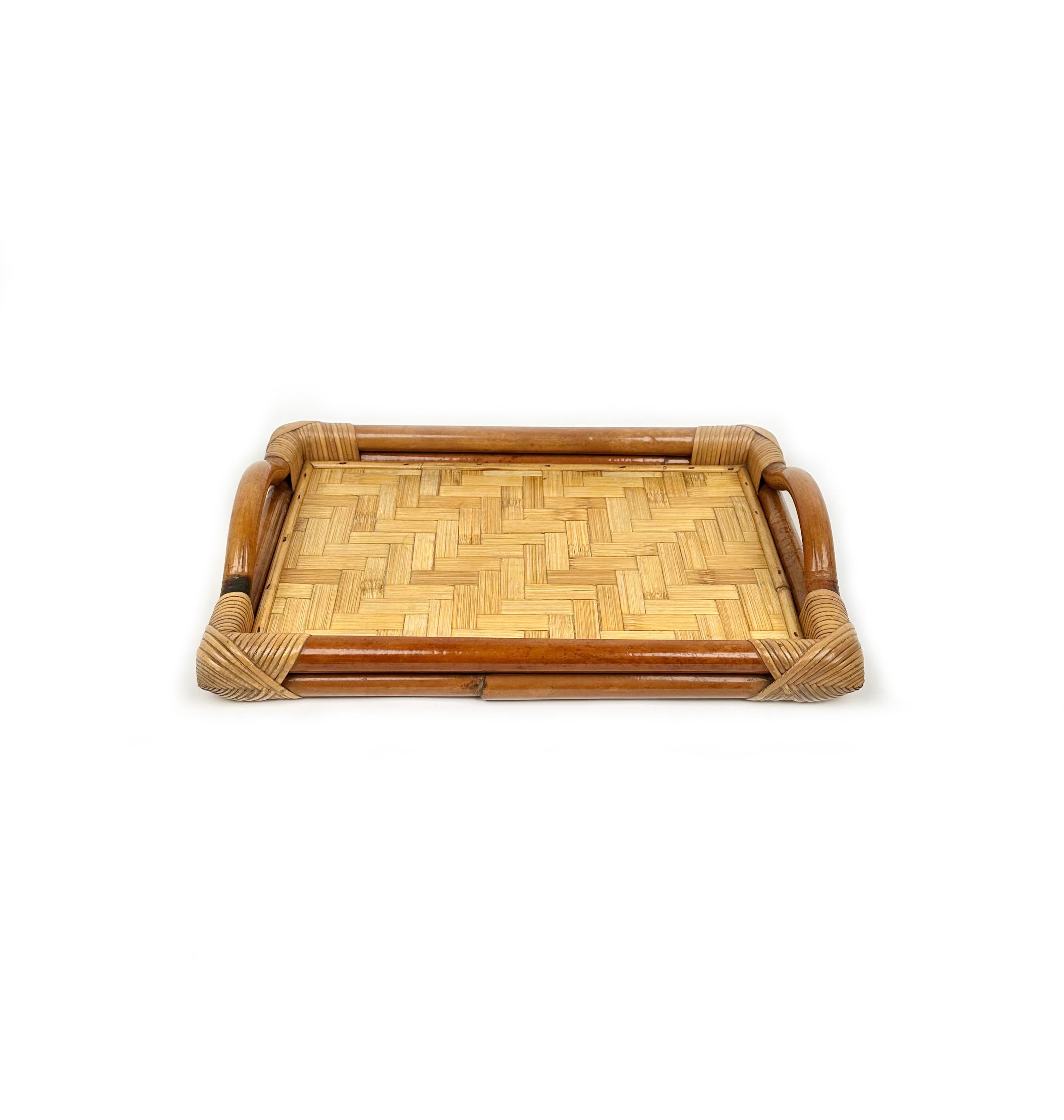 Rectangular serving tray in bamboo and rattan with handles. 

Made in Italy in the 1970s.