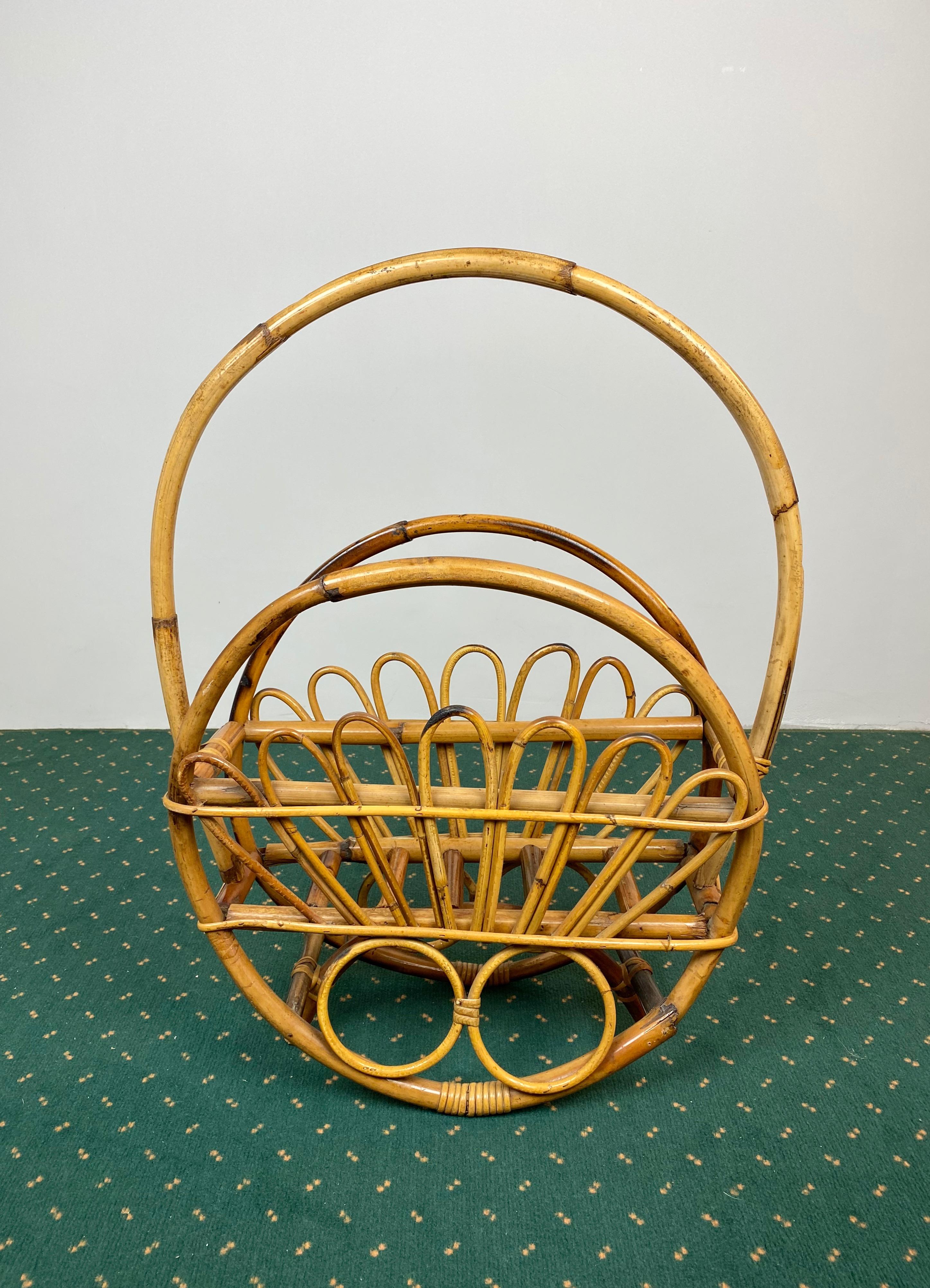 Beautiful round shaped large bamboo and rattan magazine rack with a bamboo circular handle to hold it.
Italy, 1960s.