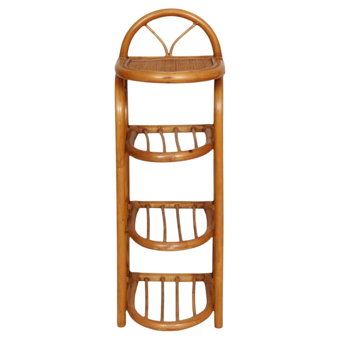 Mensole in piedi in legno di bambù. I pezzi di bambù di Wood formano la struttura che sostiene un ripiano in rattan e tre in legno di bambù. I lati sono decorati con archi di bambù in legno di matita. Il tutto è assicurato da angoli avvolti in