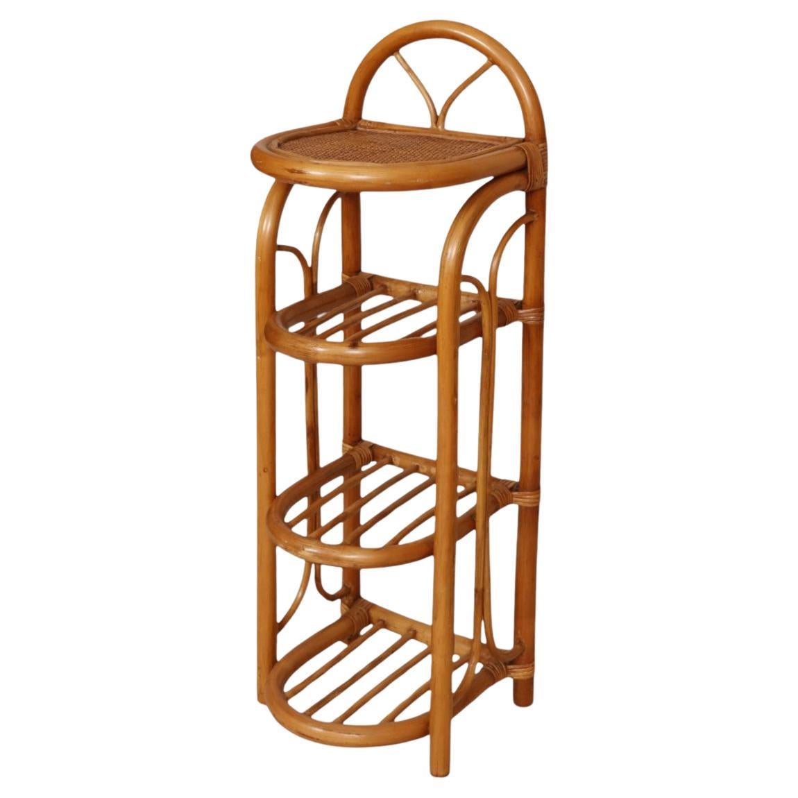 Regale aus Bambus und Rattan